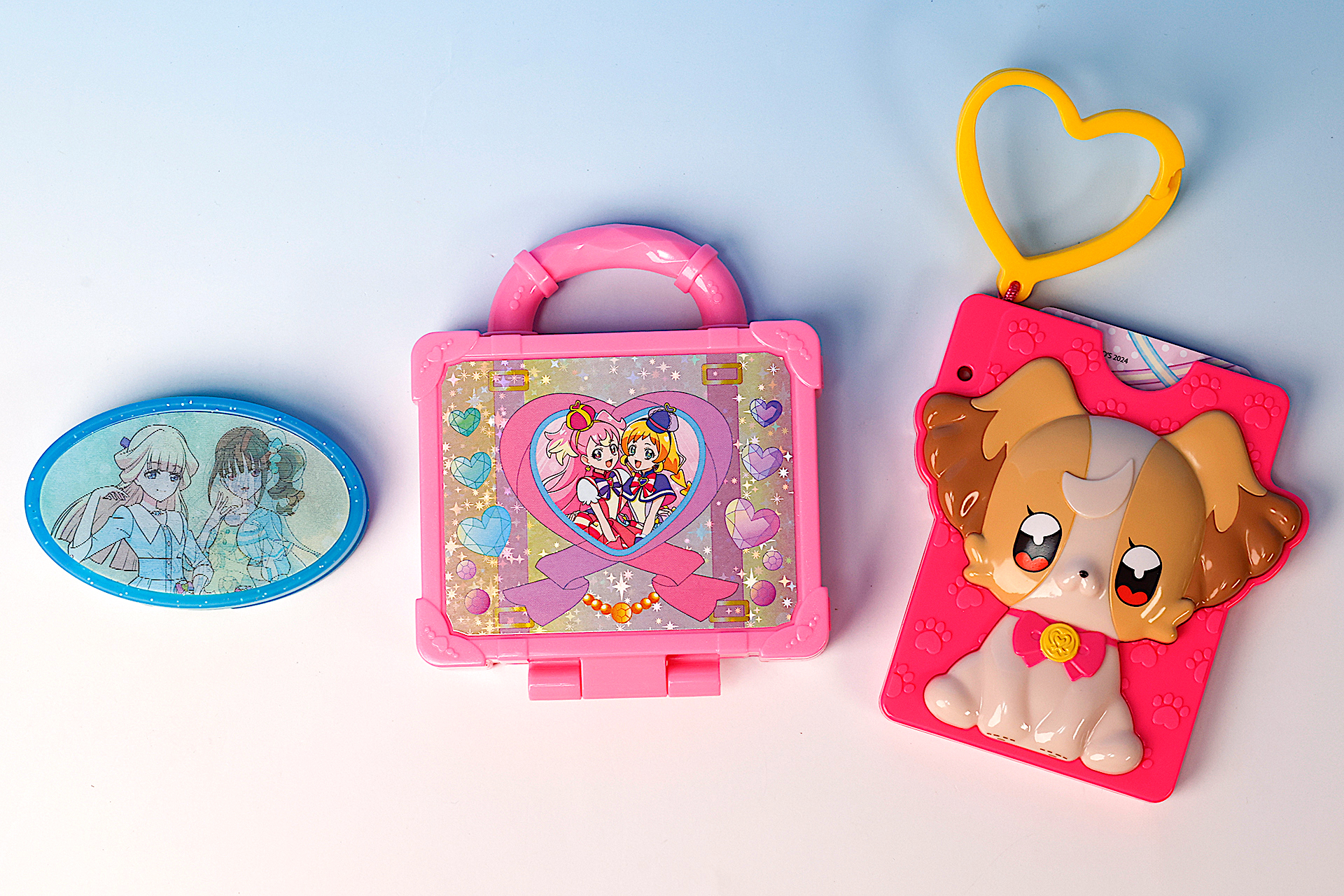こちらが第2弾（10月25日〜10月31日）のハッピーセット「わんだふるぷりきゅあ！」に登場するおもちゃ。写真左から「プリキュアにへんしん！ クリアコーム」、「キラニコトランク おしゃれミラー」、「こむぎとおでかけ！ パスケース」