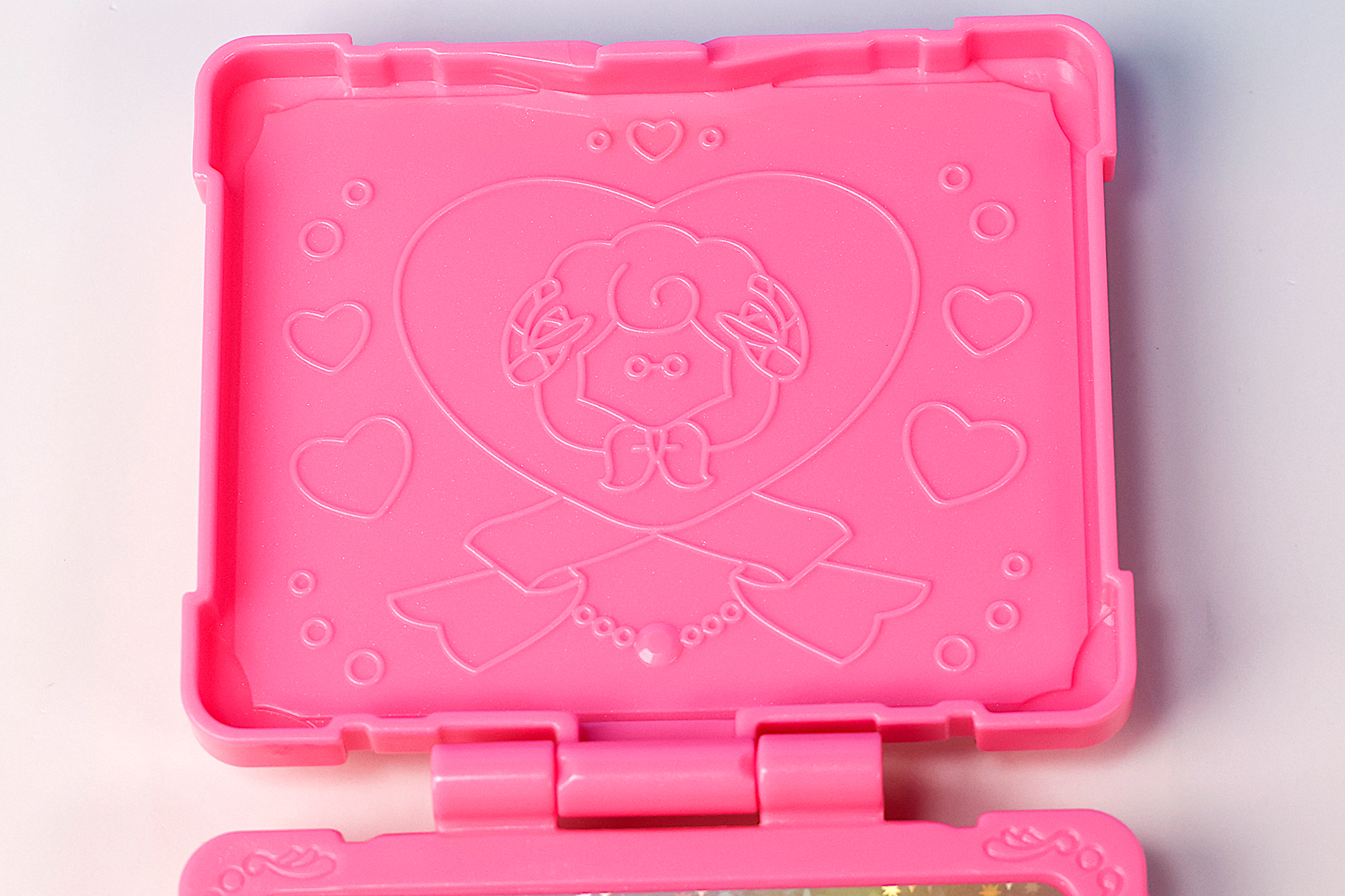 ふたの内側も凝ったデザインになっている