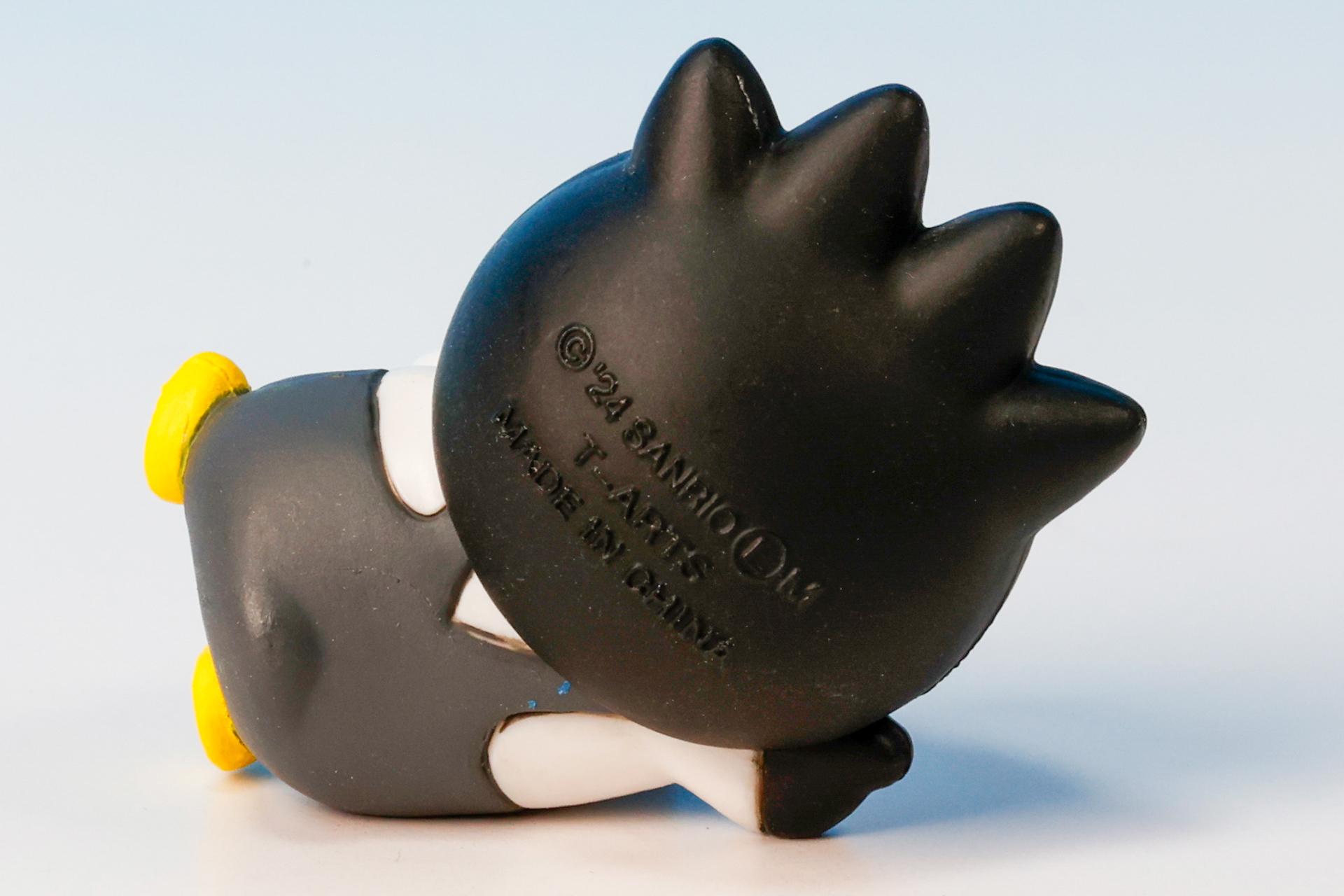 頭と衣装では同じ黒でも色合いが少し異なっている