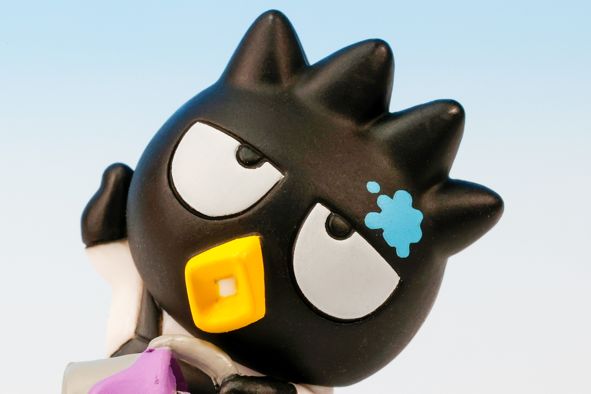 目の上には青色のペンキが付いている