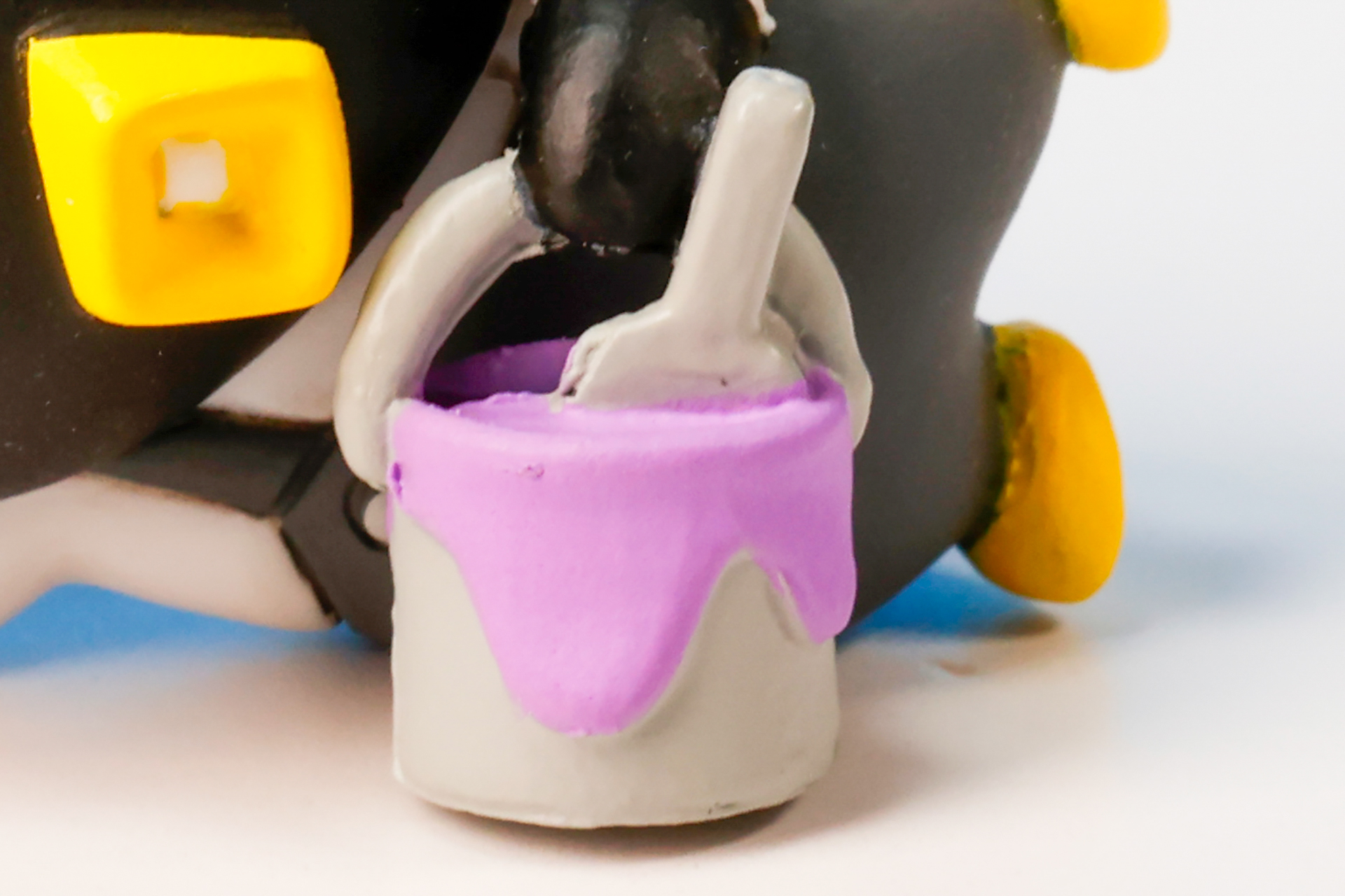 そして、手には紫色のペンキ缶が！？