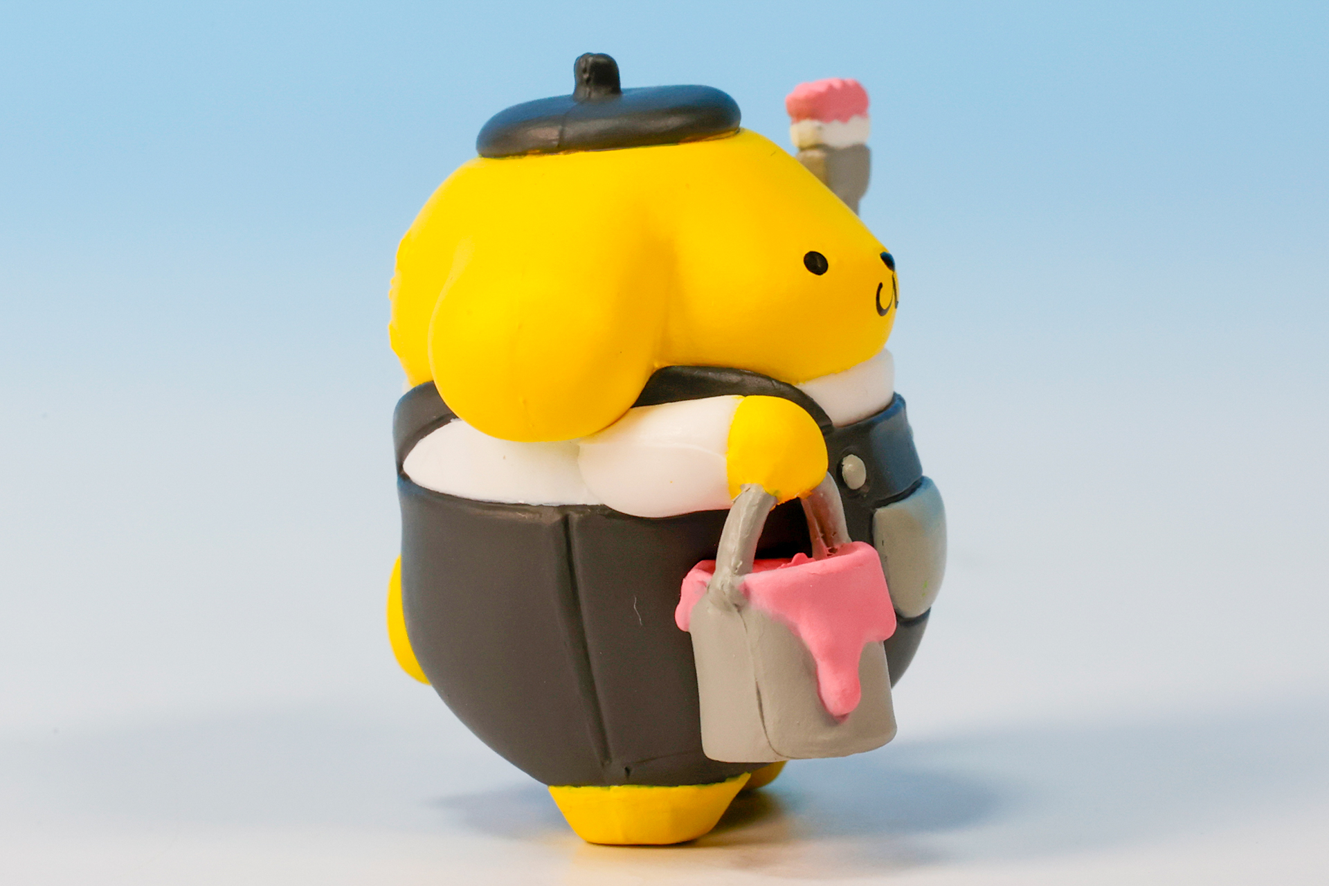 手にはピンク色のペンキ缶が