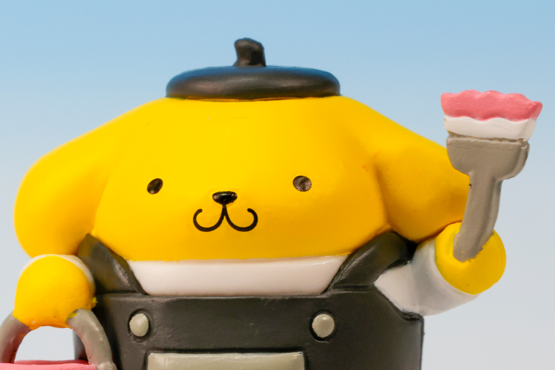 ハケを持つてもかわいらしい