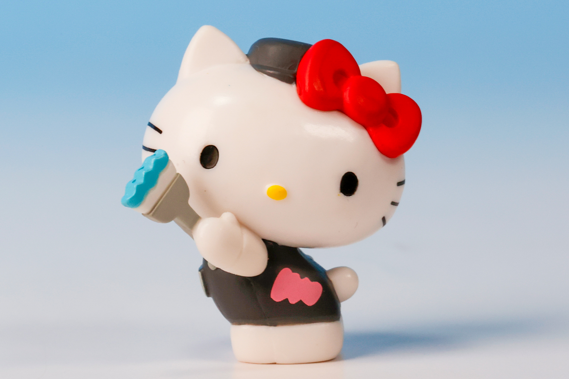 顔を真横してこちらを見ているような姿をした、ハローキティ