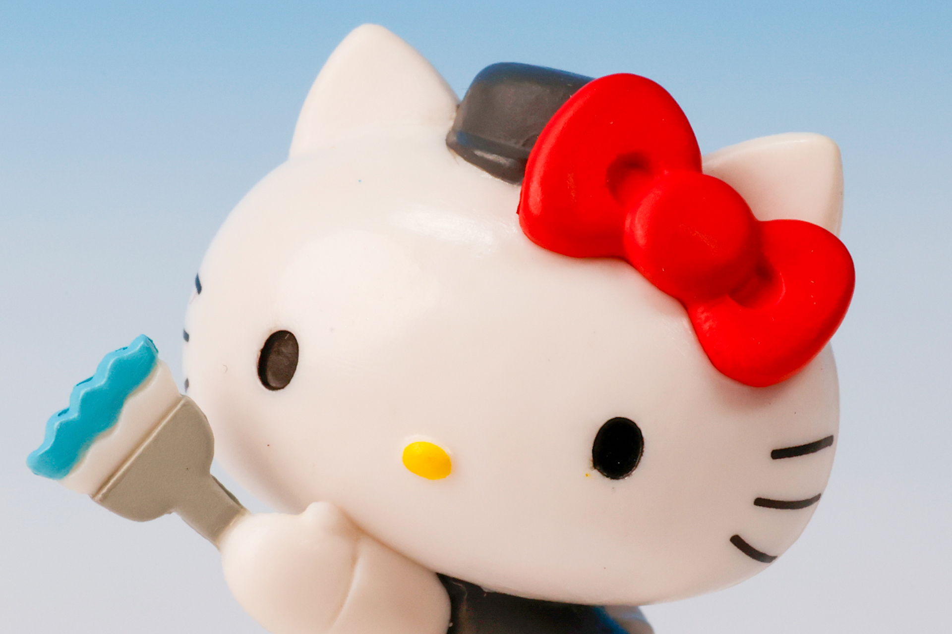 キティの手には青色に塗られたハケが