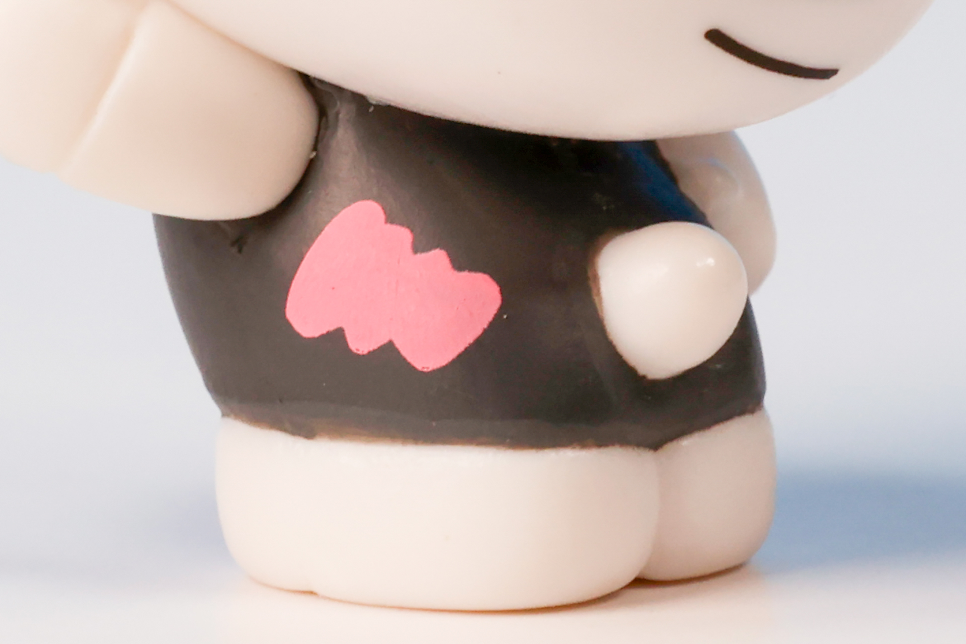 服にはピンク色のペンキが付けられている