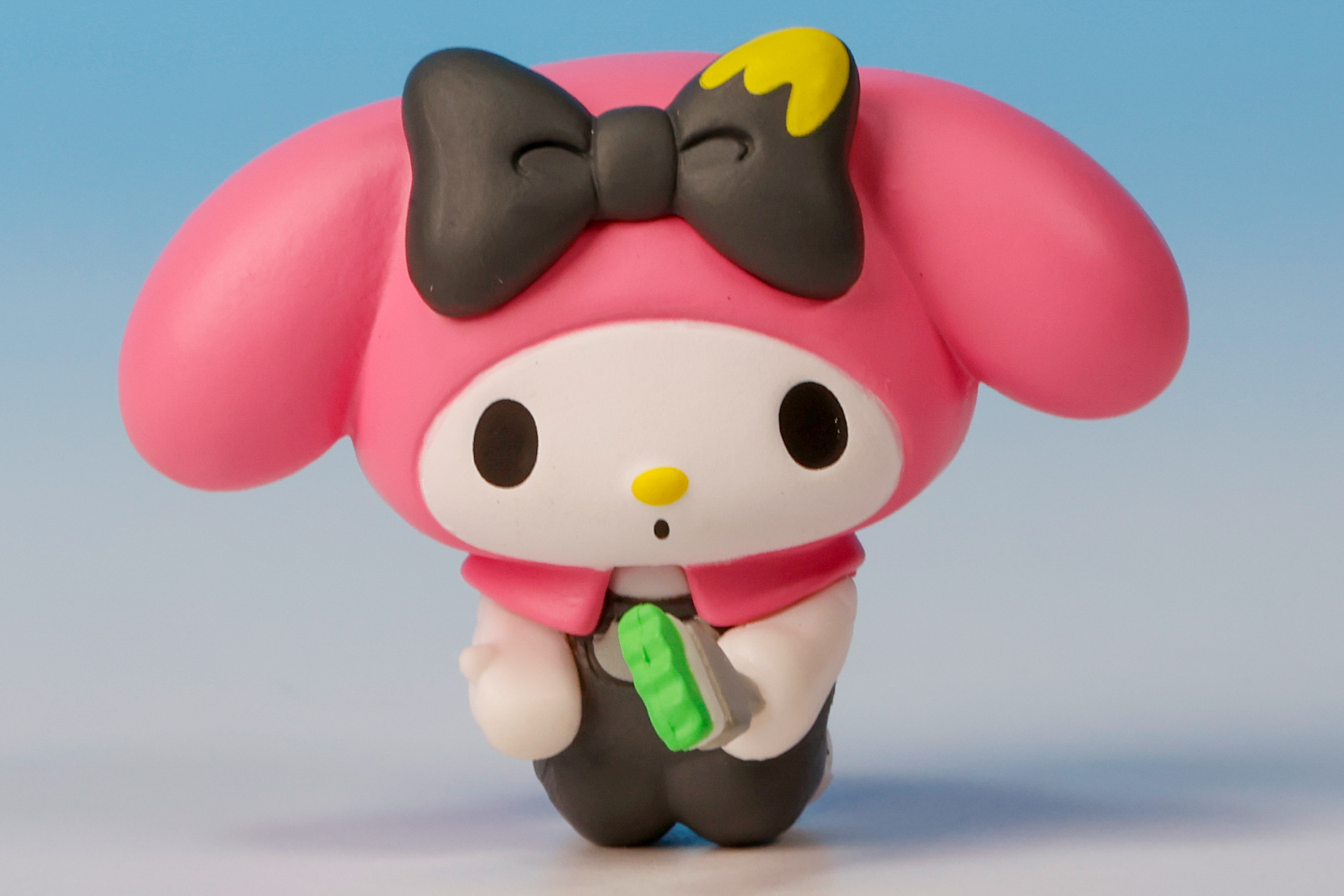 どことなくフォーマルな衣装にも見える