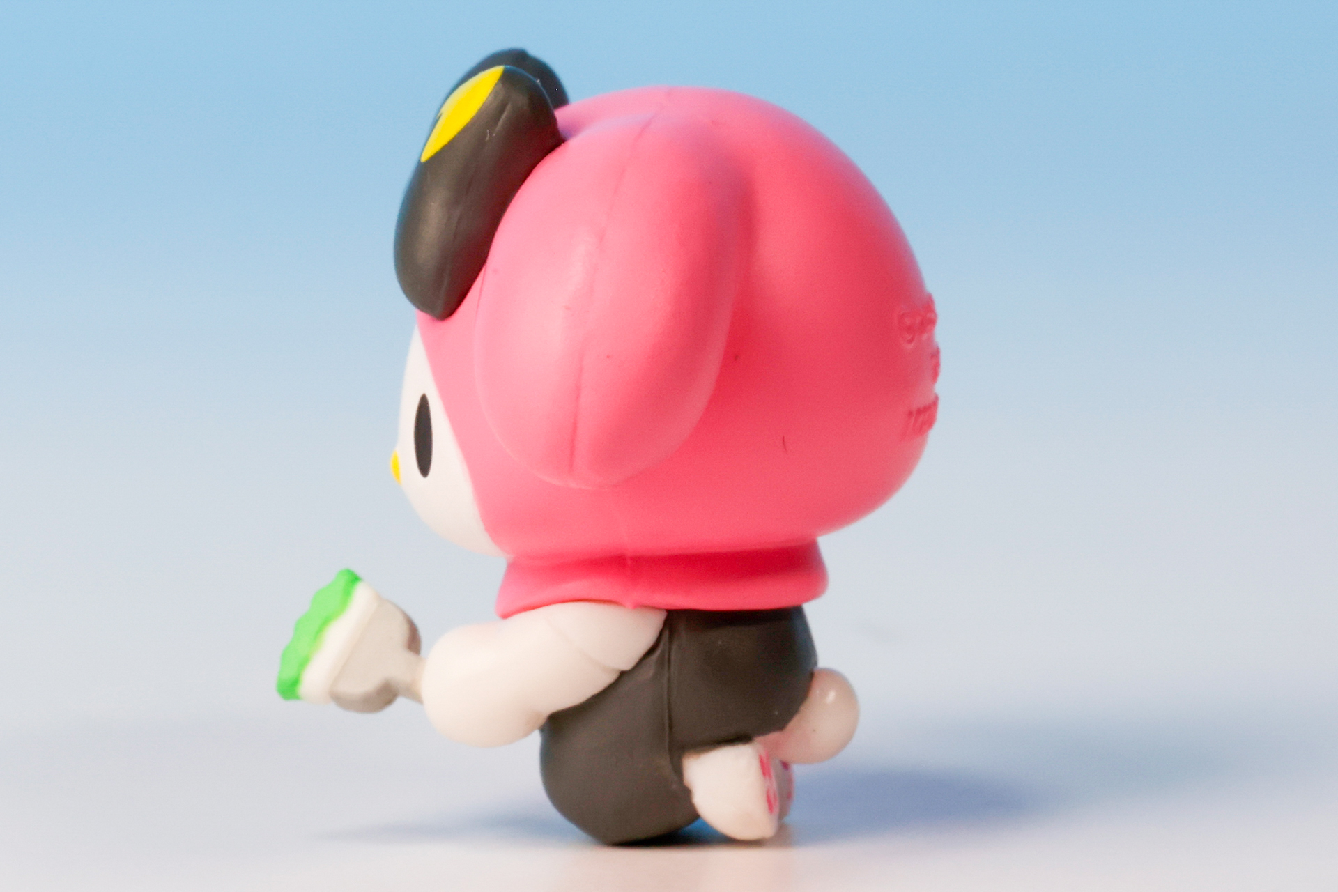 よく見るとひざを曲げて座っている！？