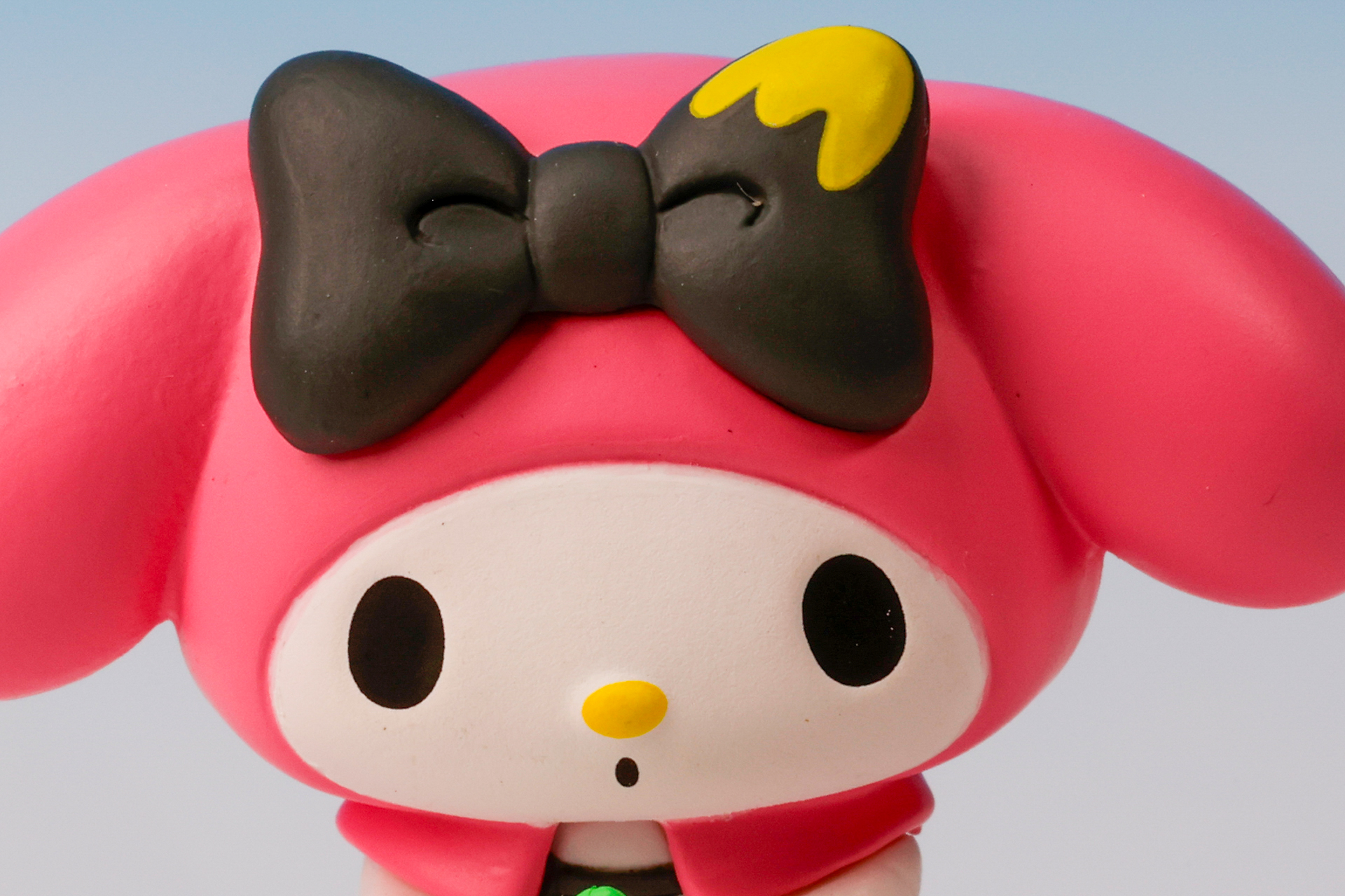 頭のリボンには黄色いペンキが付けられている