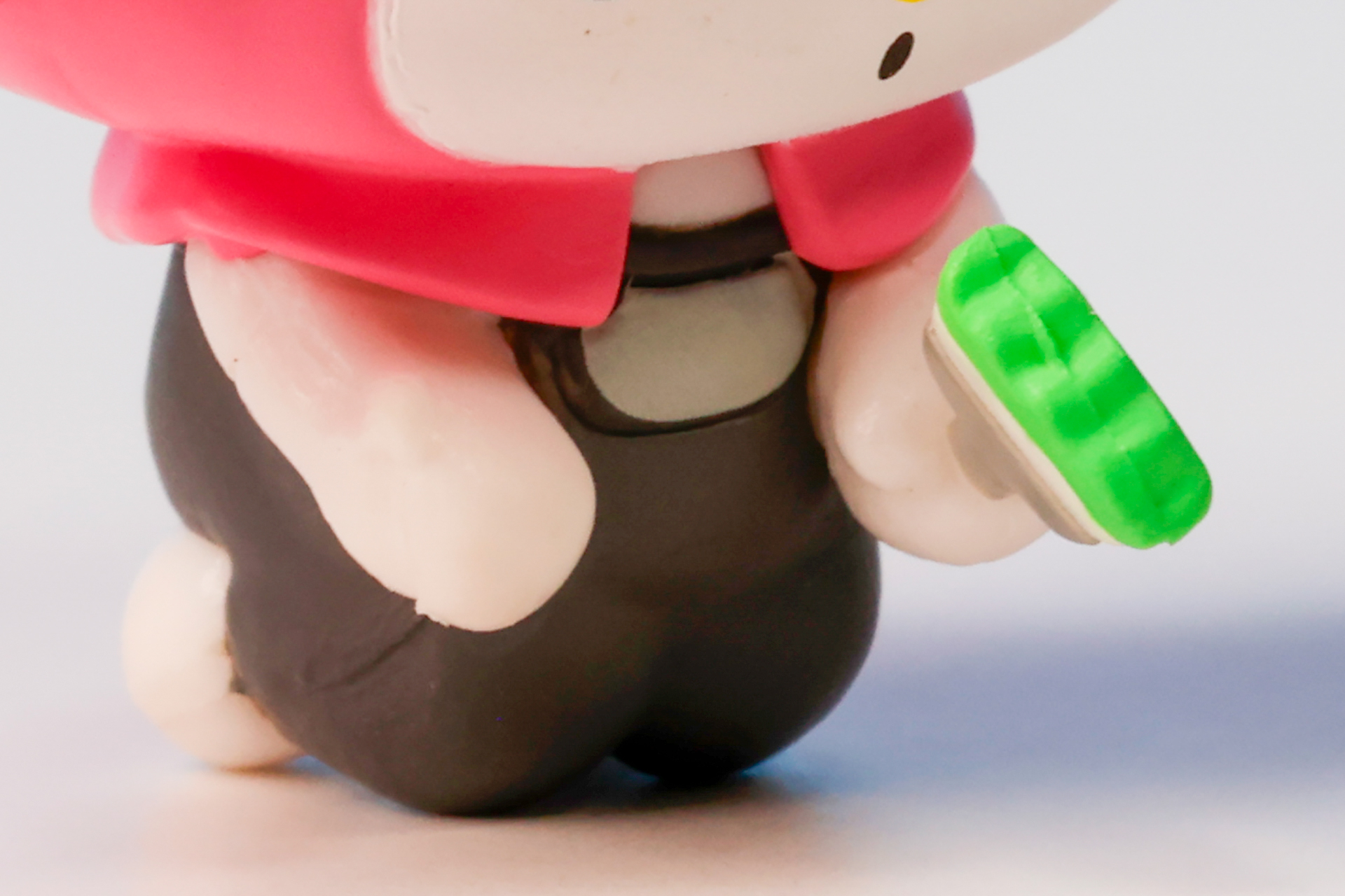 手には緑色に塗られたハケを持っている