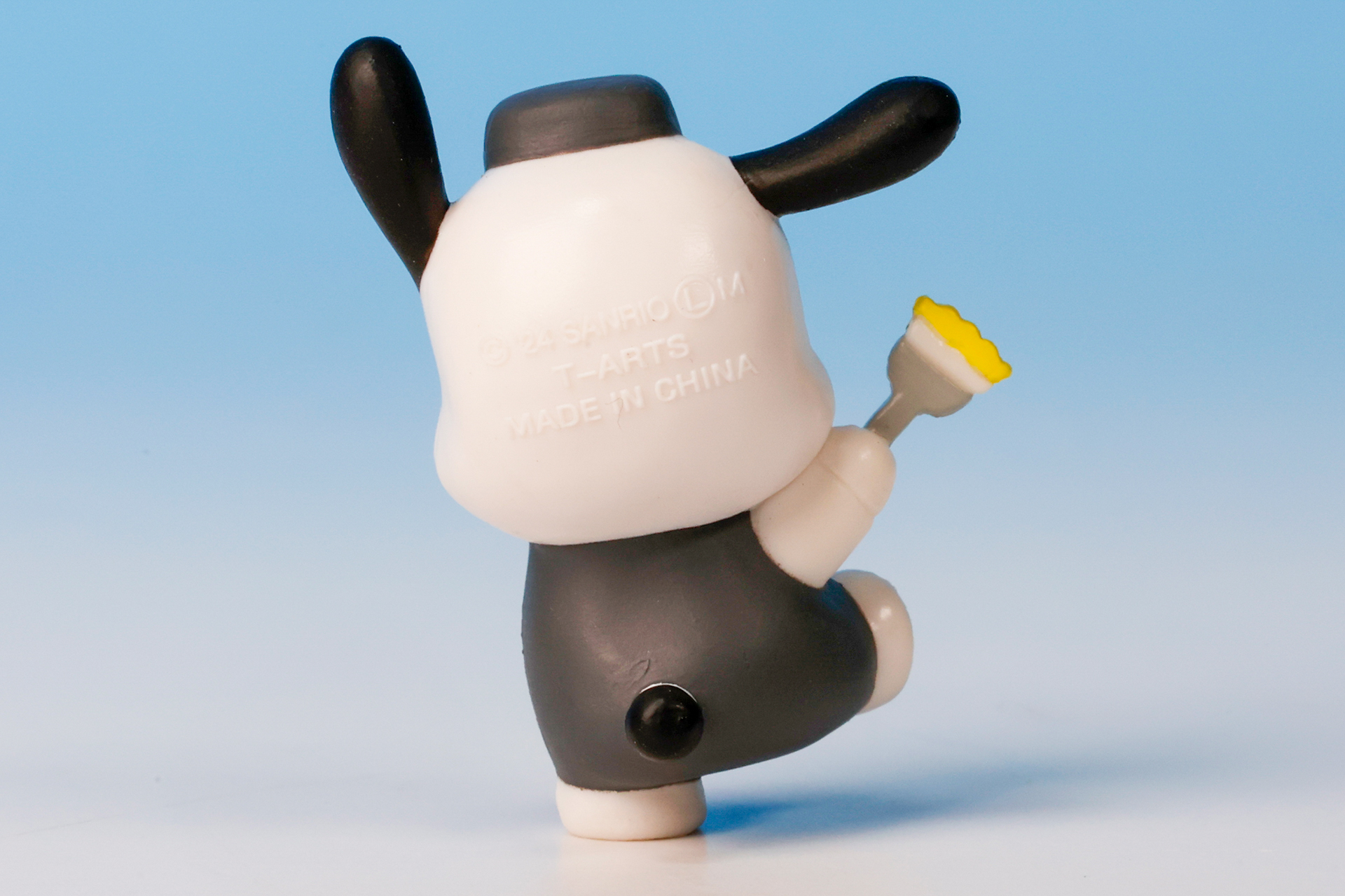 耳と尻尾は衣装と比較しても黒さが増している