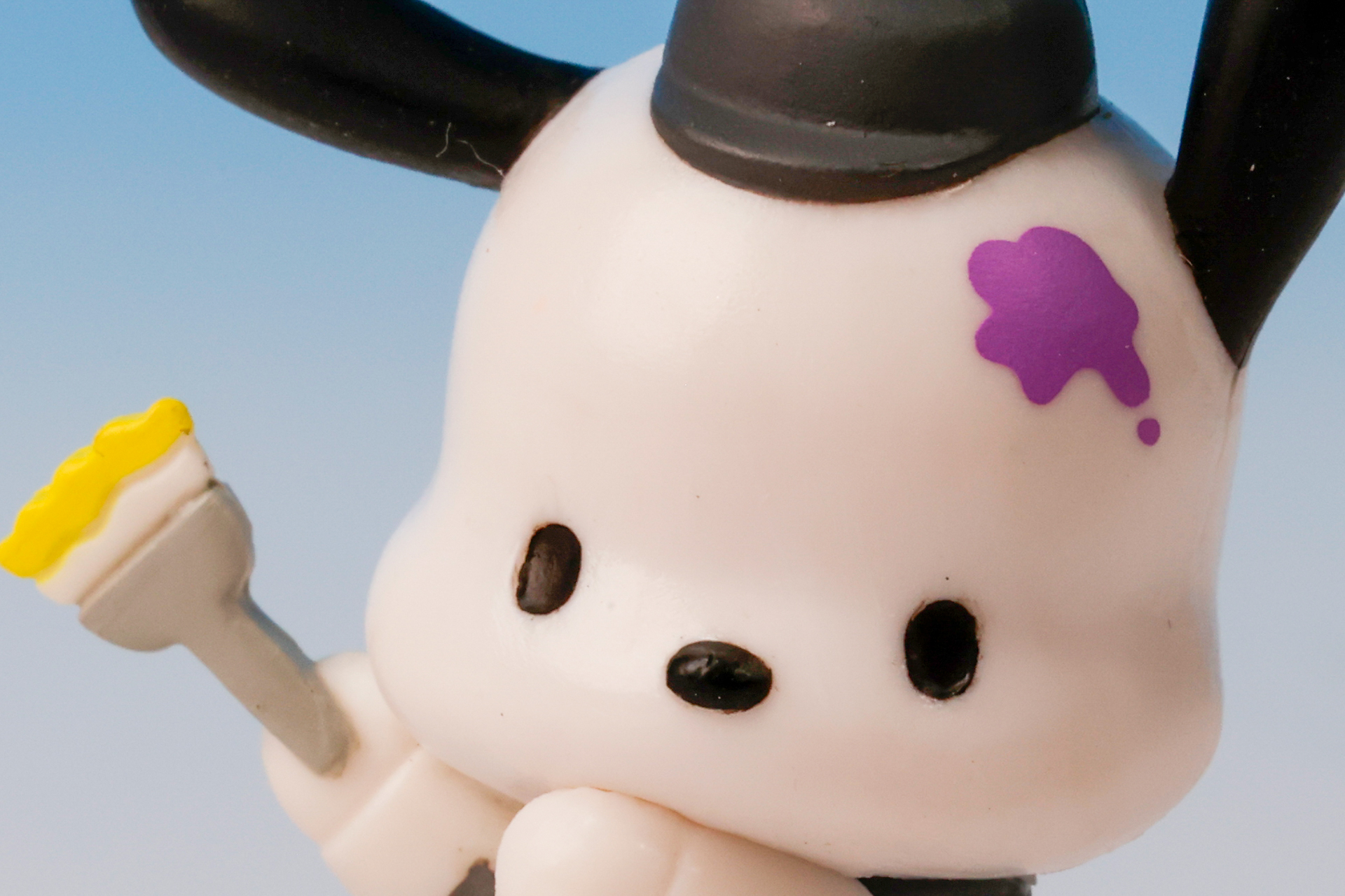 額の辺りにもペンキが付いている