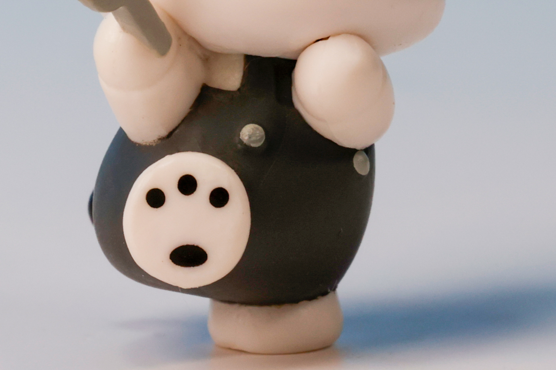 片足を上げてバランスを取りながら立たせることができる