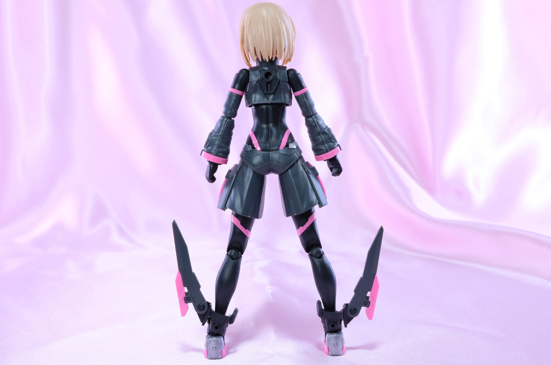 ベルトやジッパーなど細かく造形されている