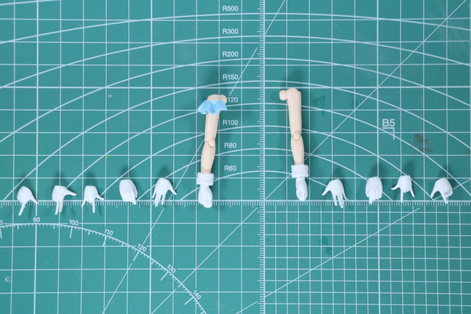 シンプルな構成で腕部を組み立て。艶消し処理で肌の質感も表現