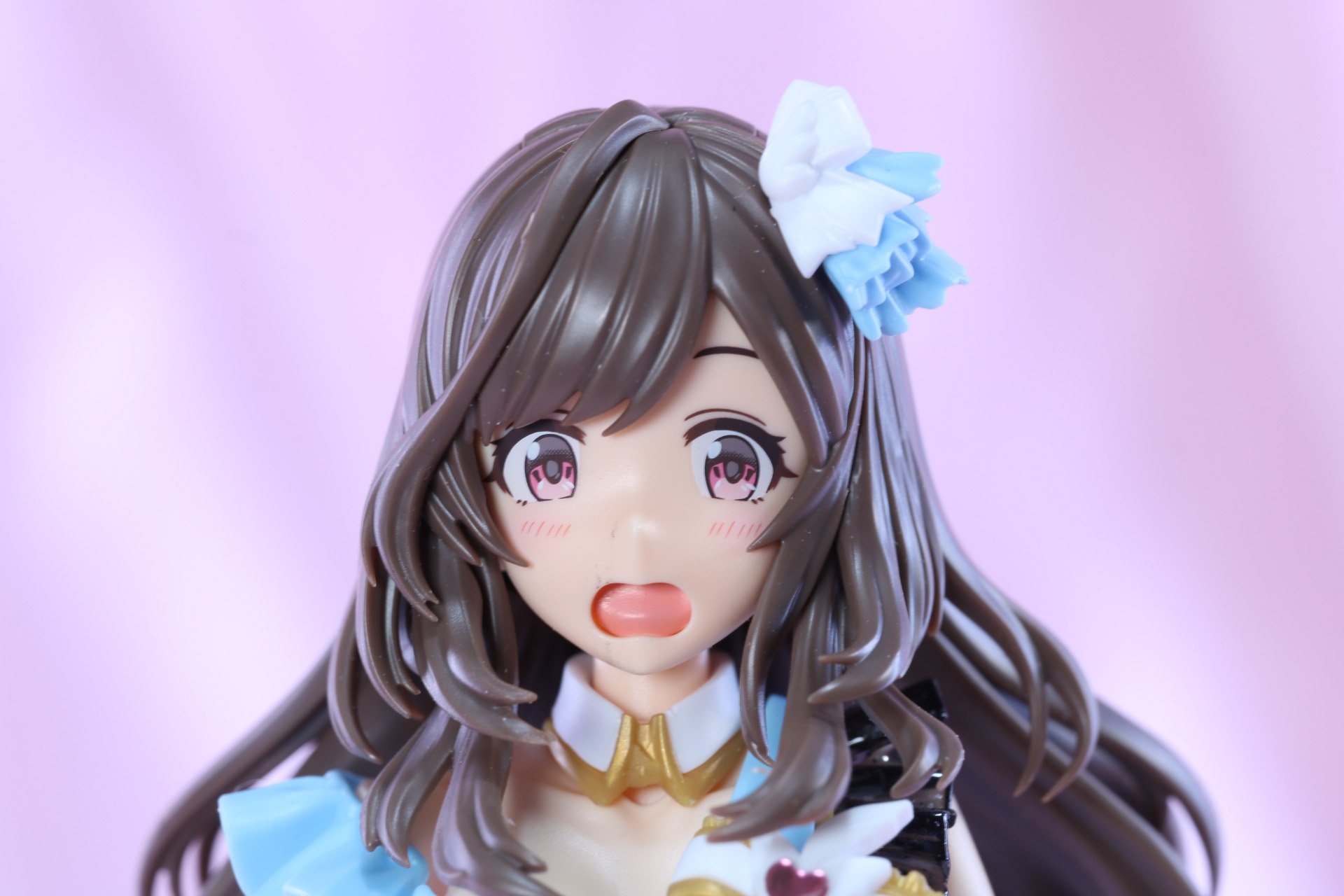 驚いて目を丸くし、頬を赤く染めてた特徴的な口元が表現された驚き顔