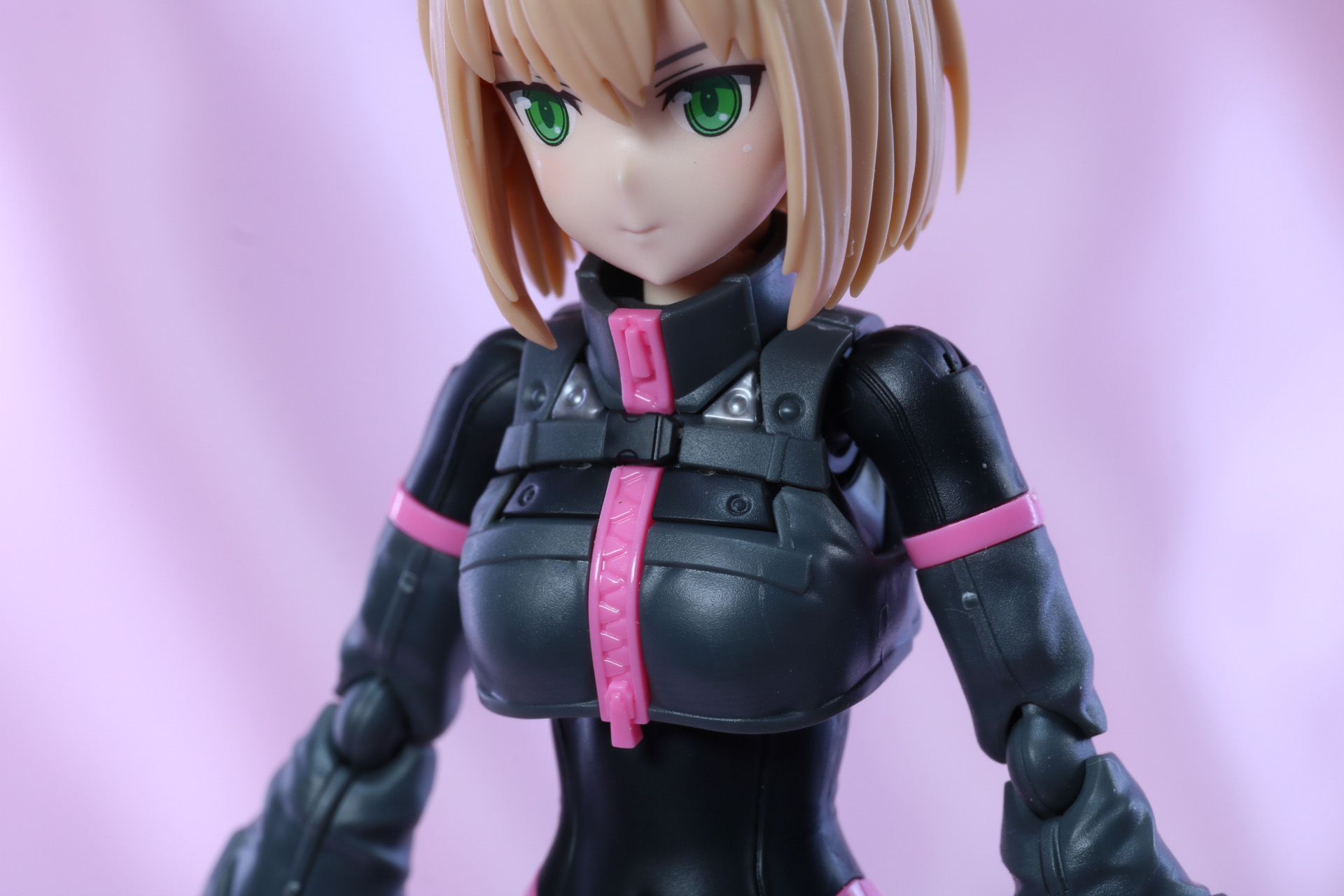 ベルトやジッパーなど細かく造形されている