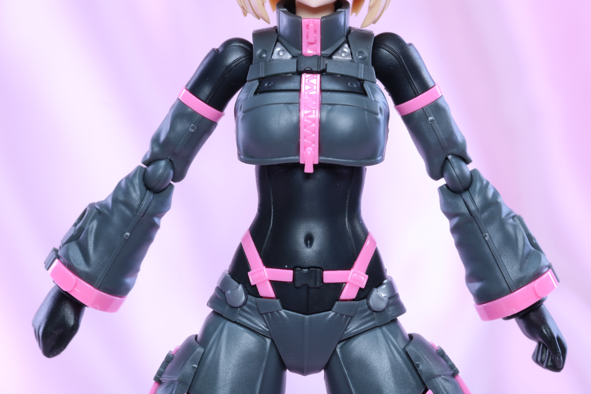 ベルトやジッパーなど細かく造形されている