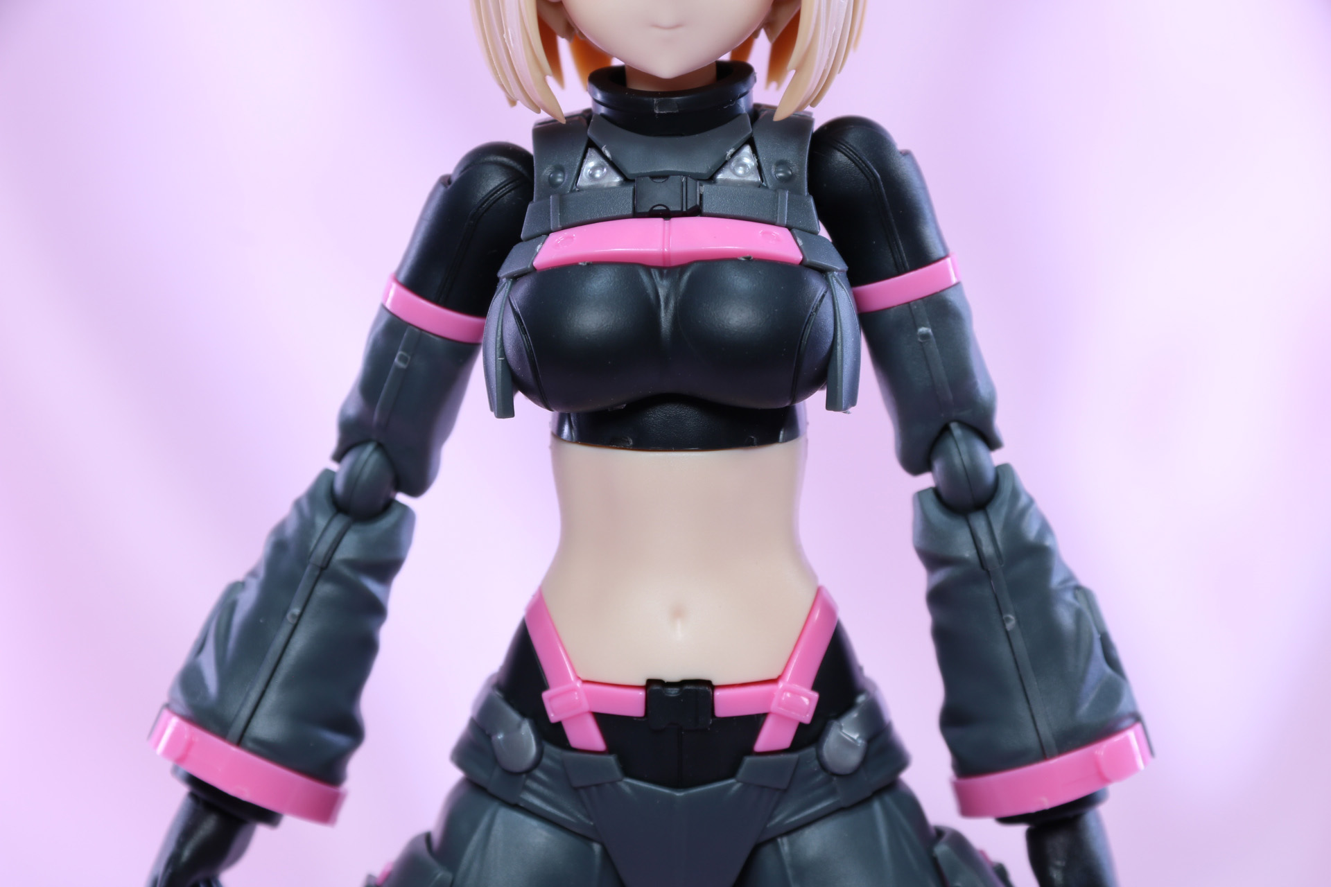 胸部と首元のパーツを差し替え