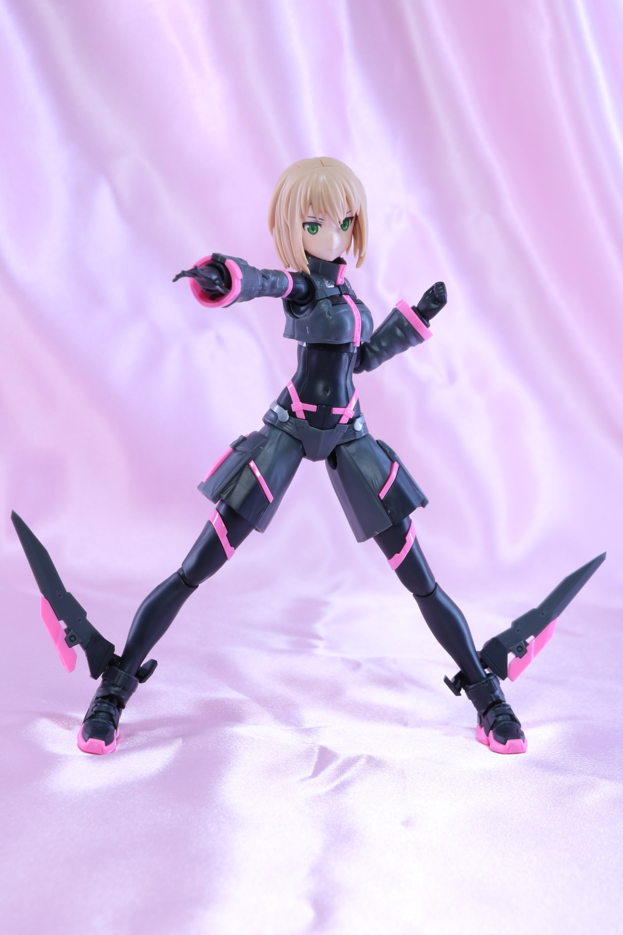 跪いたポーズも可能
