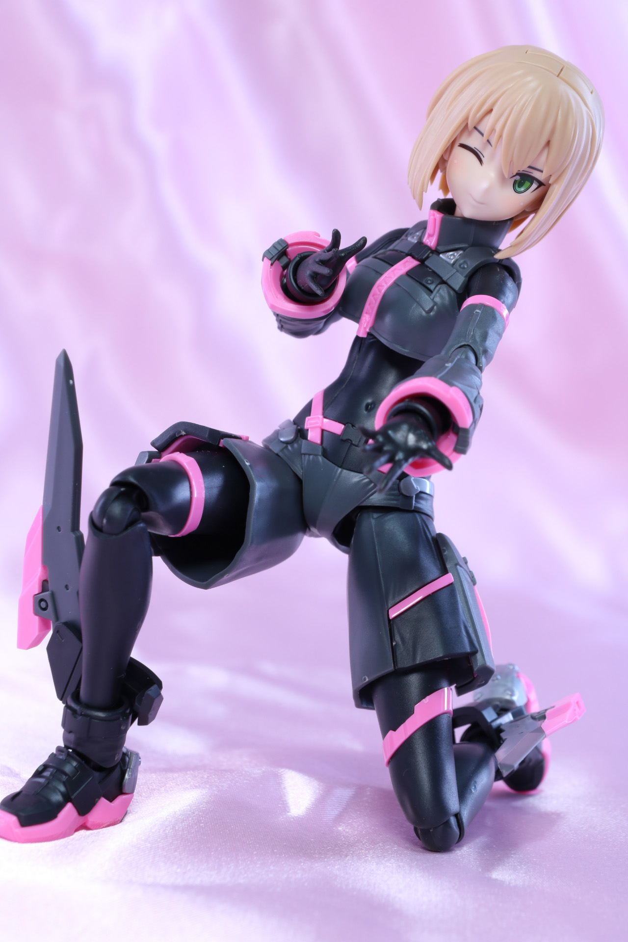 跪いたポーズも可能
