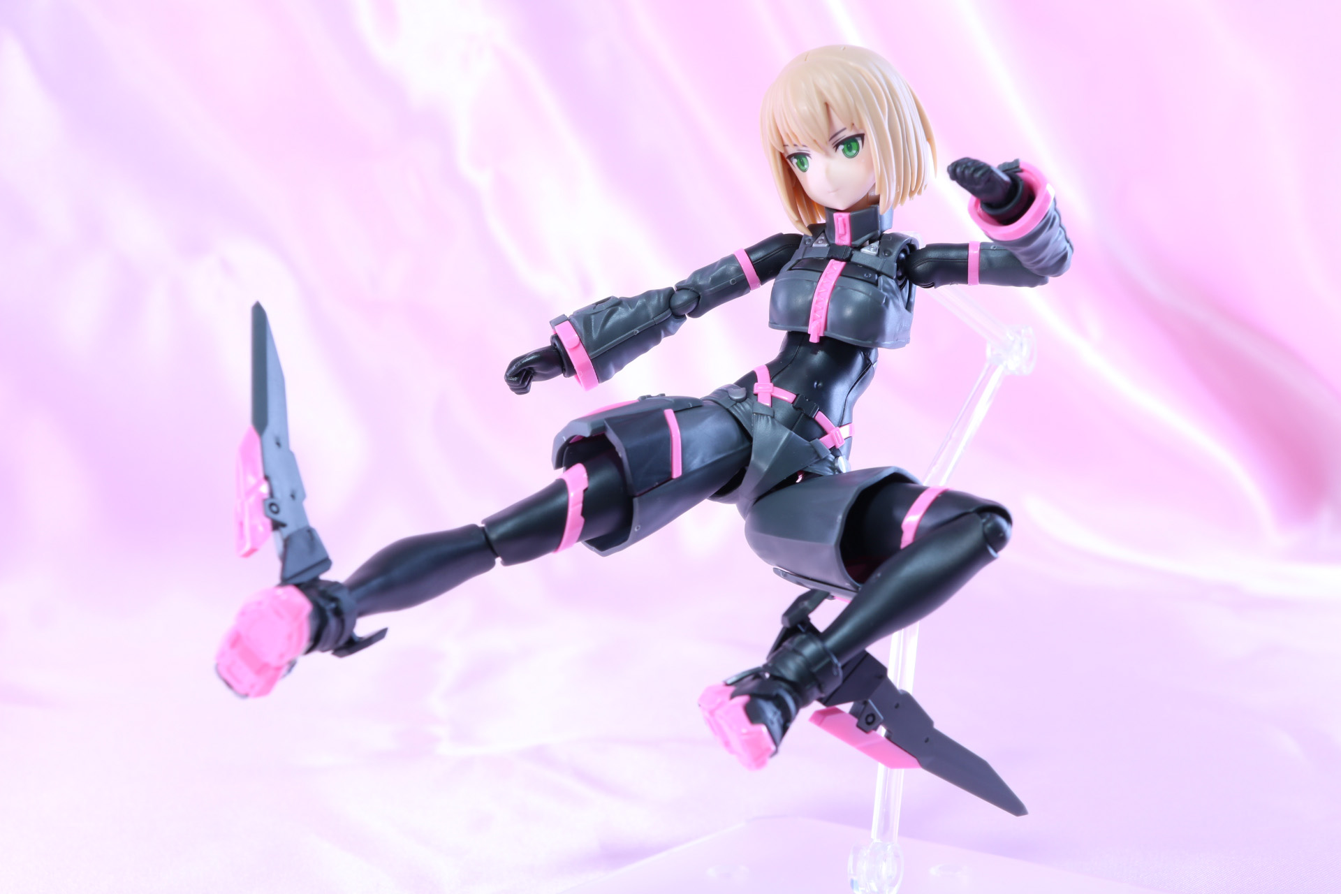 別売りの「アクションベース6」と合わせてアグレッシブなアクションも