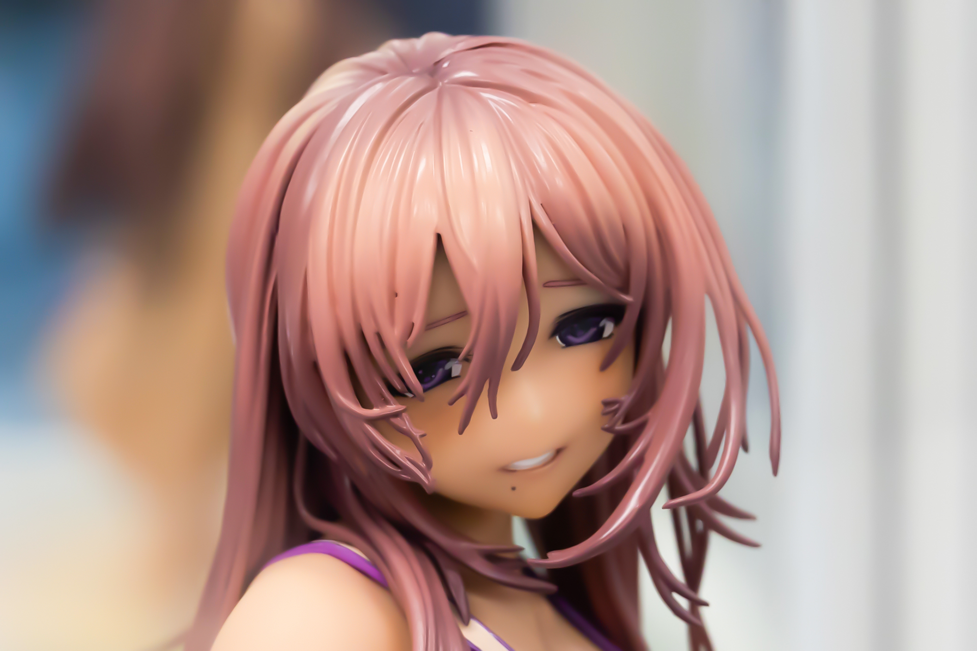 顎の辺りにはほくろが表現されている