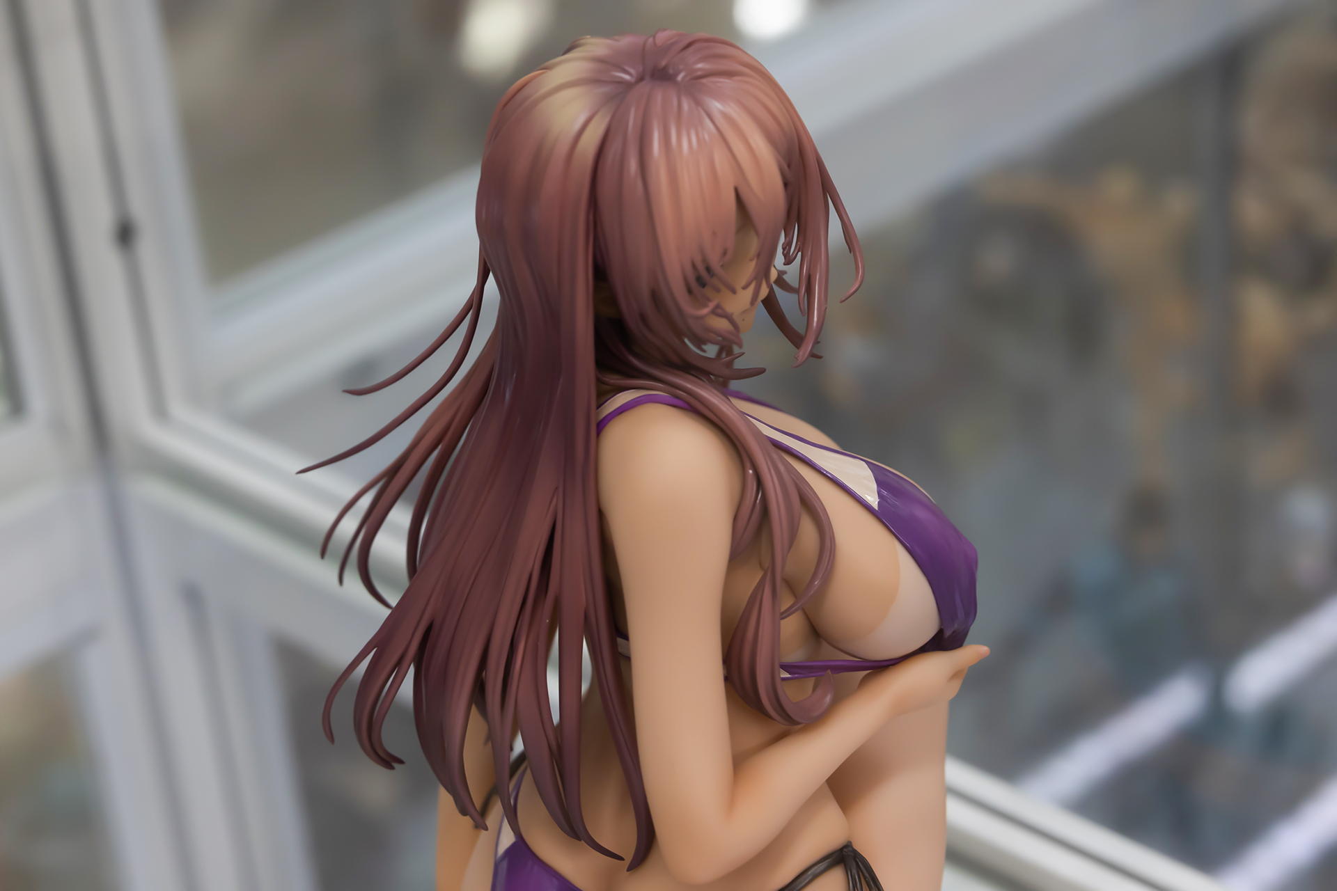 長い髪の色や造形も素晴らしい