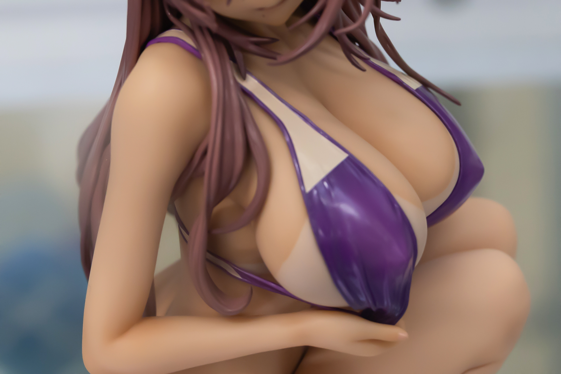 水着のシワや質感も良く出ている