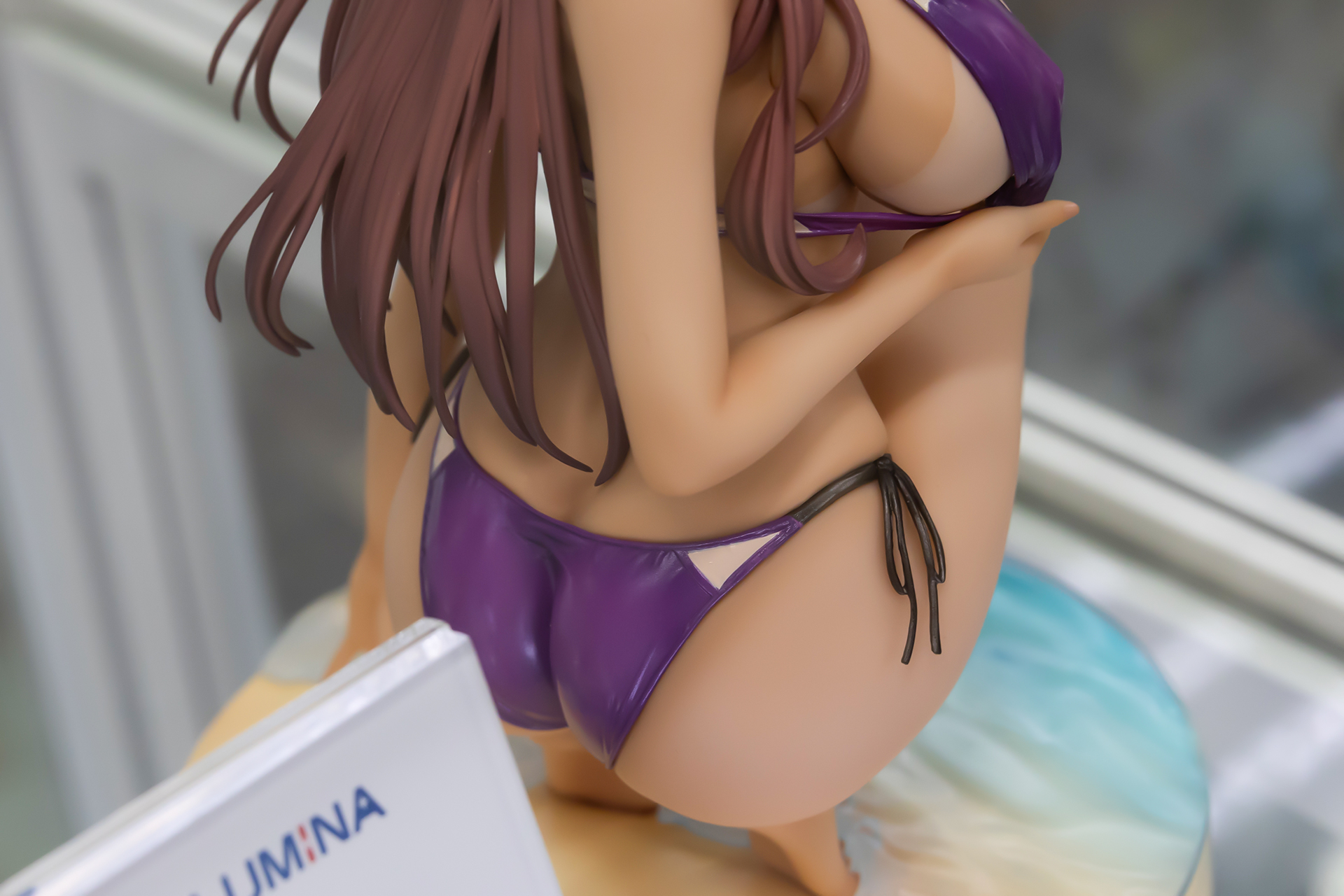 水着が食い込んだところも再現されている