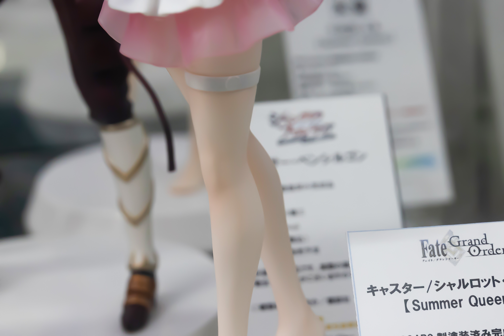 太ももにもアクセサリーが付けられている