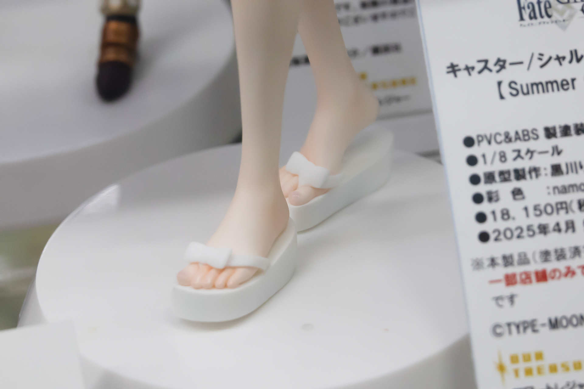 足元は厚底のサンダル姿だ