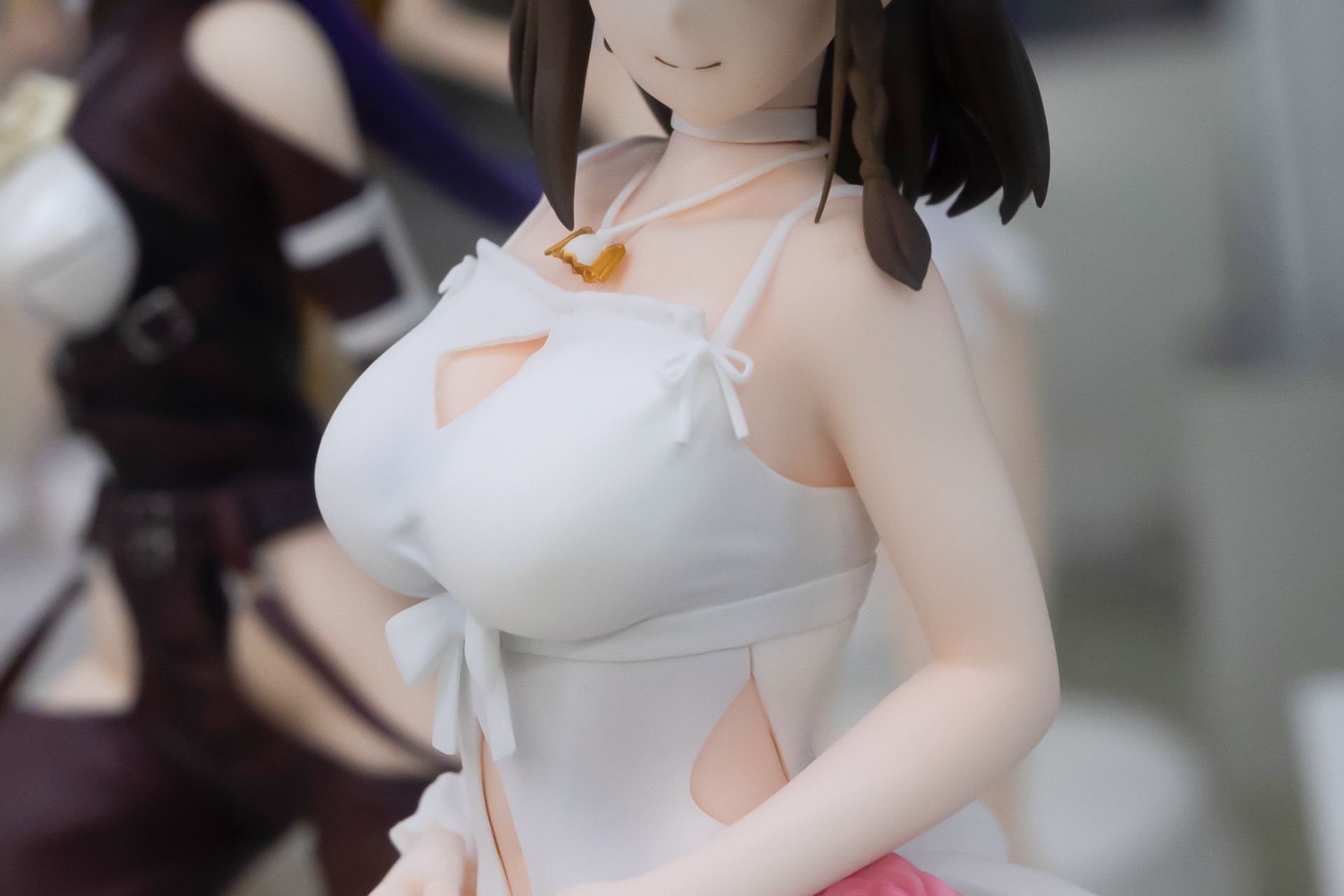 紐があちらこちらに付けられている