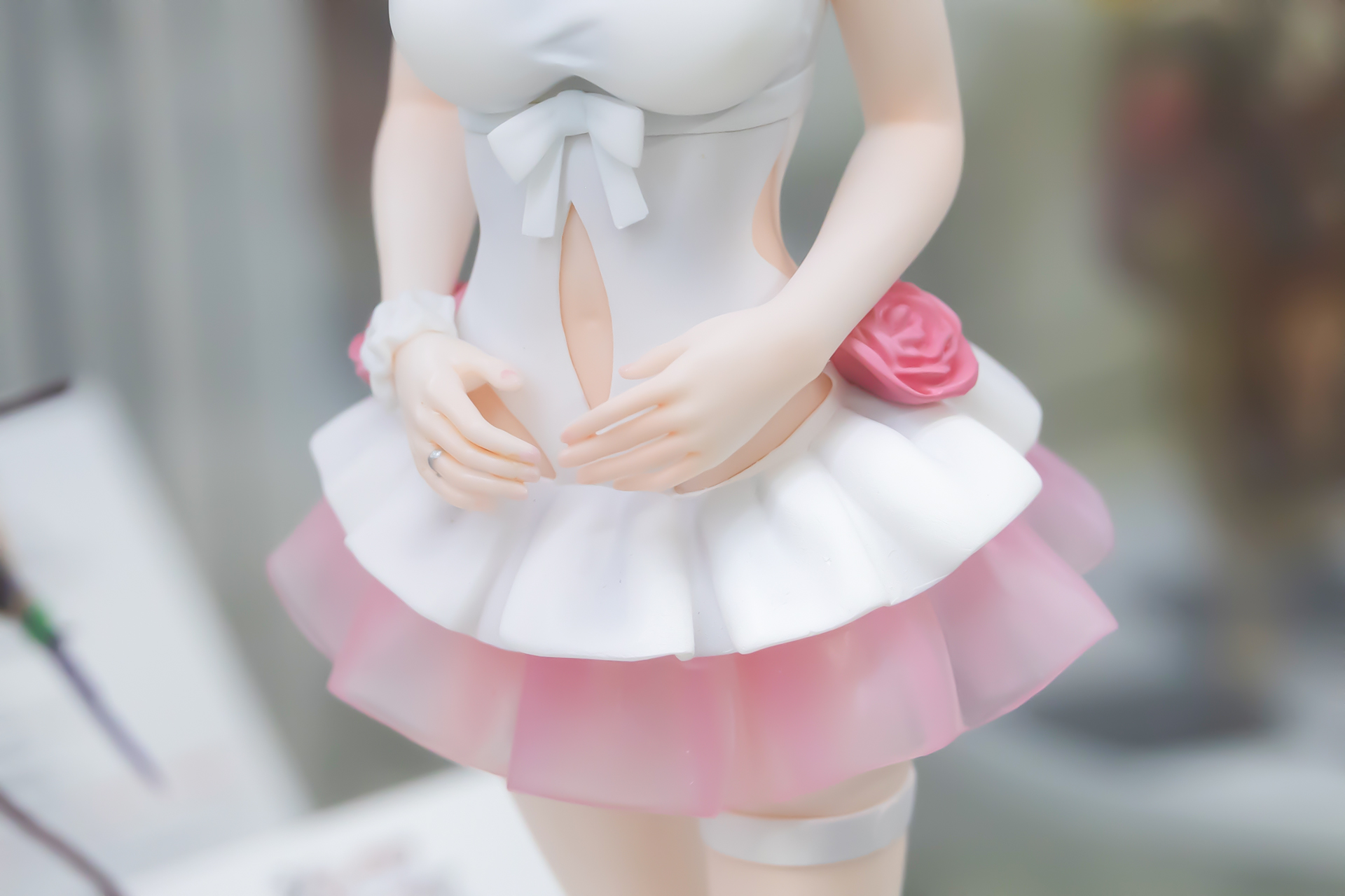 腰のあたりに手を置いたポーズもキュートだ