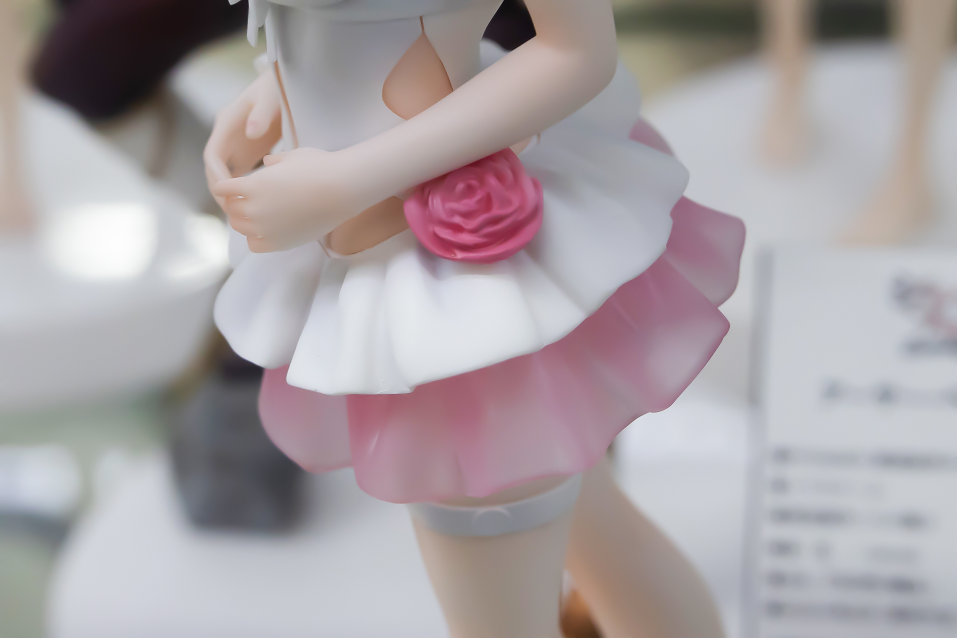 ピンク色に透けたスカート部分にはクリアパーツが使われている