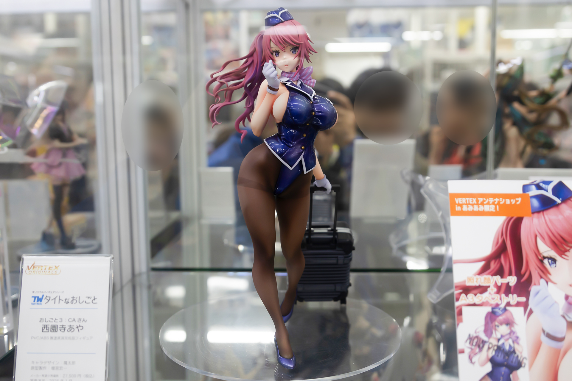 フィギュアの素材はPVCとABSで、全高は約250mmだ