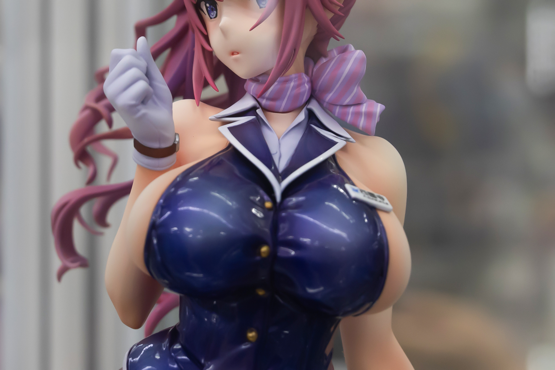 衣装は艶やかな質感だ