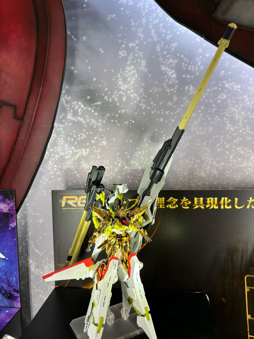 「HG 1/144 デスティニーガンダムSpecII&ゼウスシルエット」のゼウスシルエットを装備して劇中シーンを再現できる
