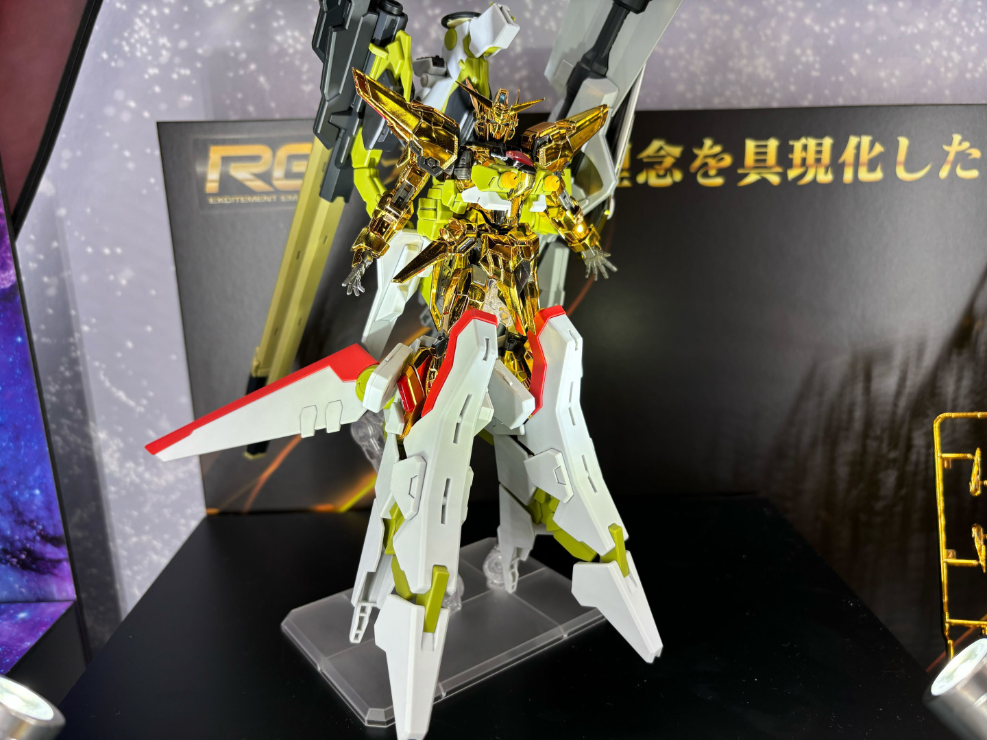「RG 1/144 アカツキガンダム用シラヌイパック＆HGゼウスシルエット用接続パーツ」でゼウスシルエットを装備した「RG 1/144 アカツキガンダム(オオワシ装備)」