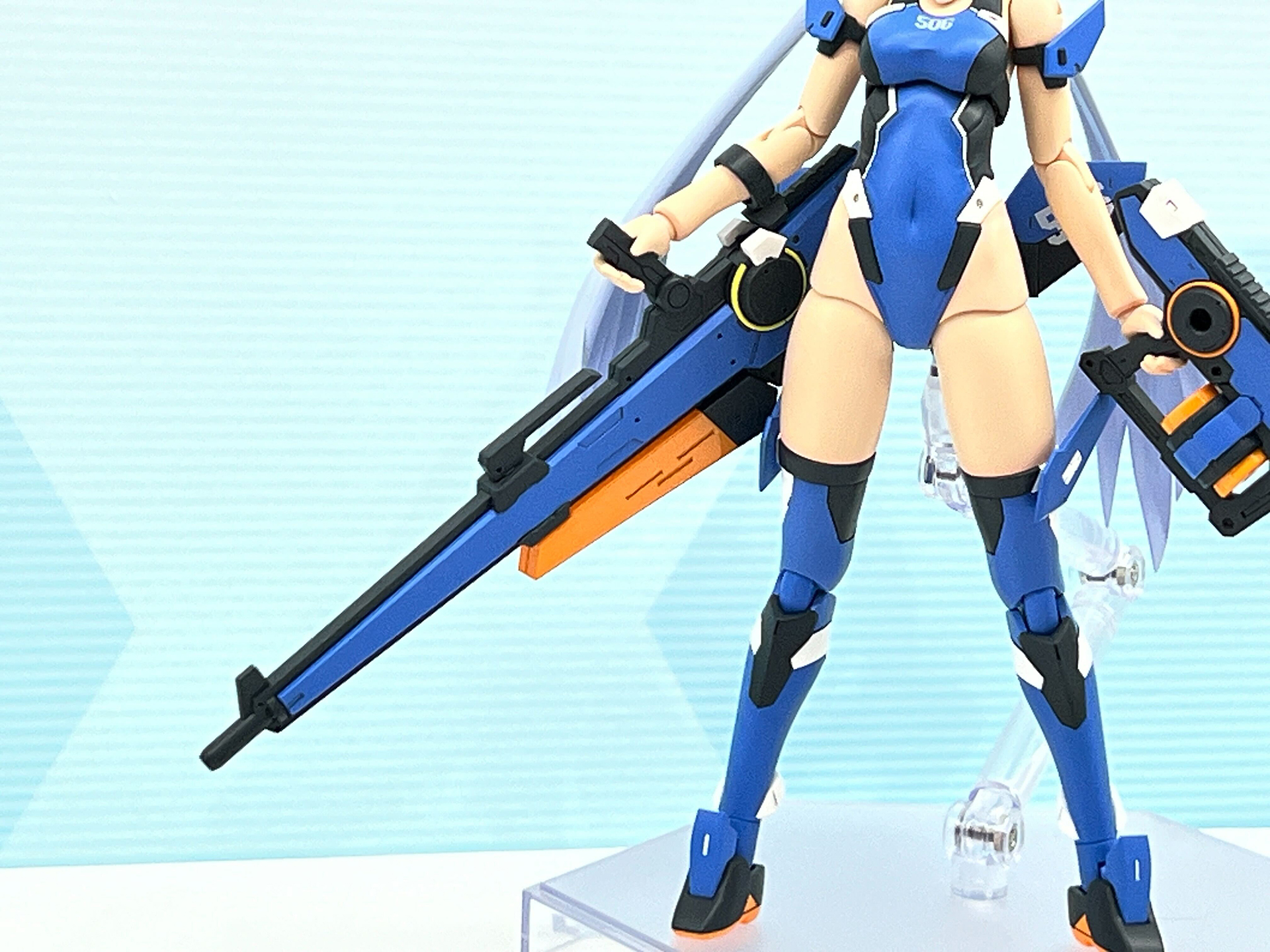 基本は「XF-3」をベースとしているようだ。左手には新たな武器も装備