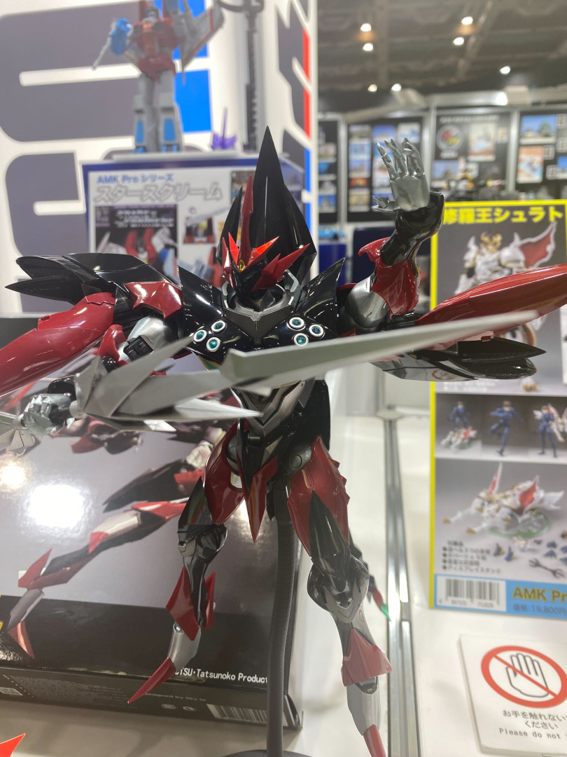 テッカマンエビル時から各部の形状がより刺々しく変貌。テックランサーの形状も異なる