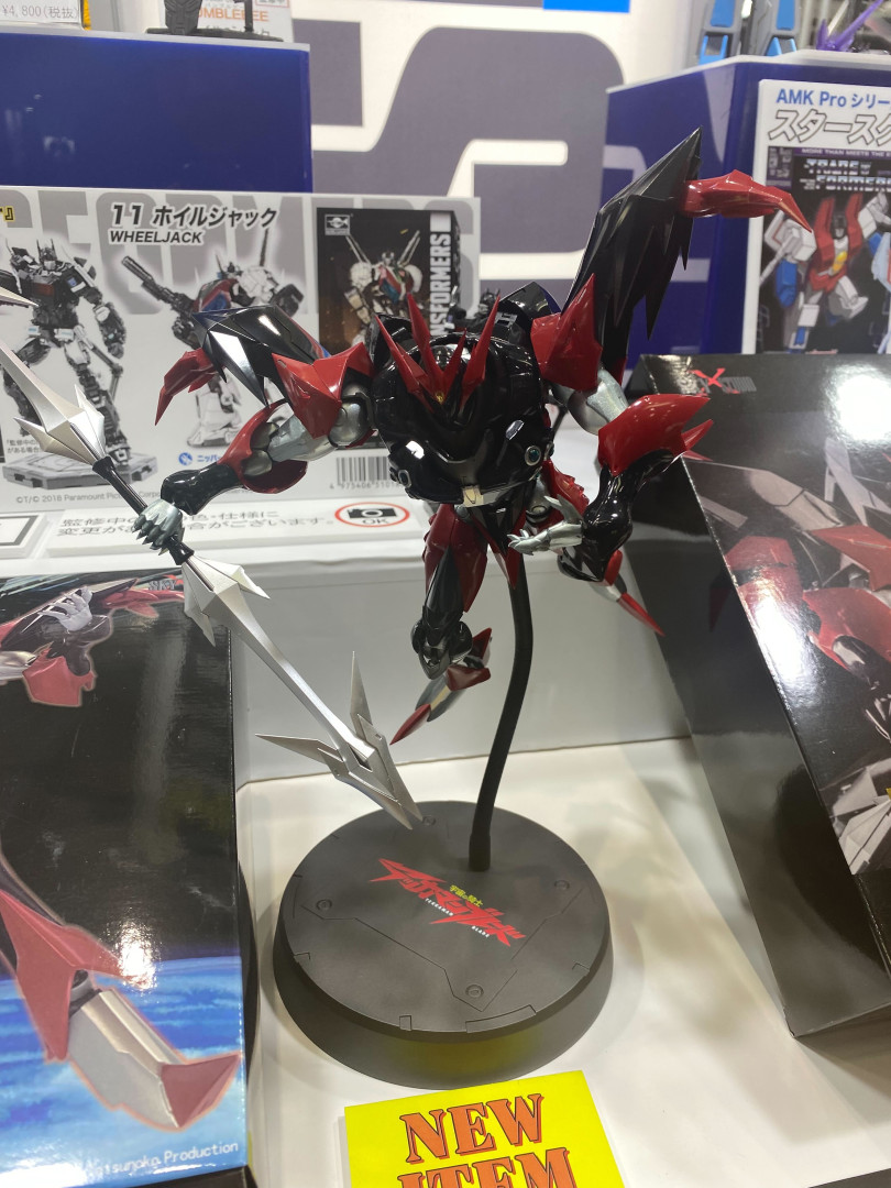 赤と黒のカラーリングが特徴