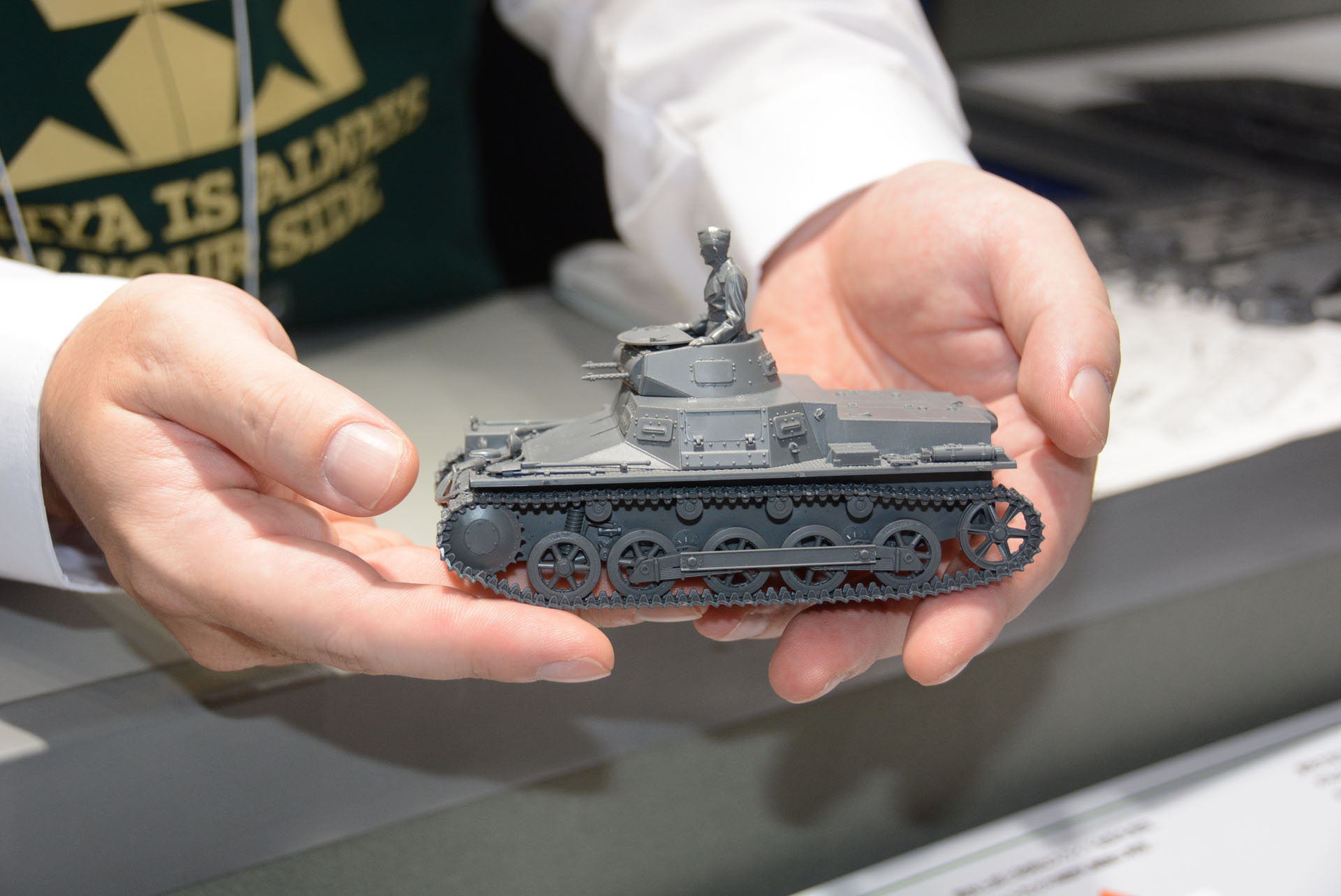プラモデルも手のひらサイズ。部品点数も抑えてあり、作りやすいという