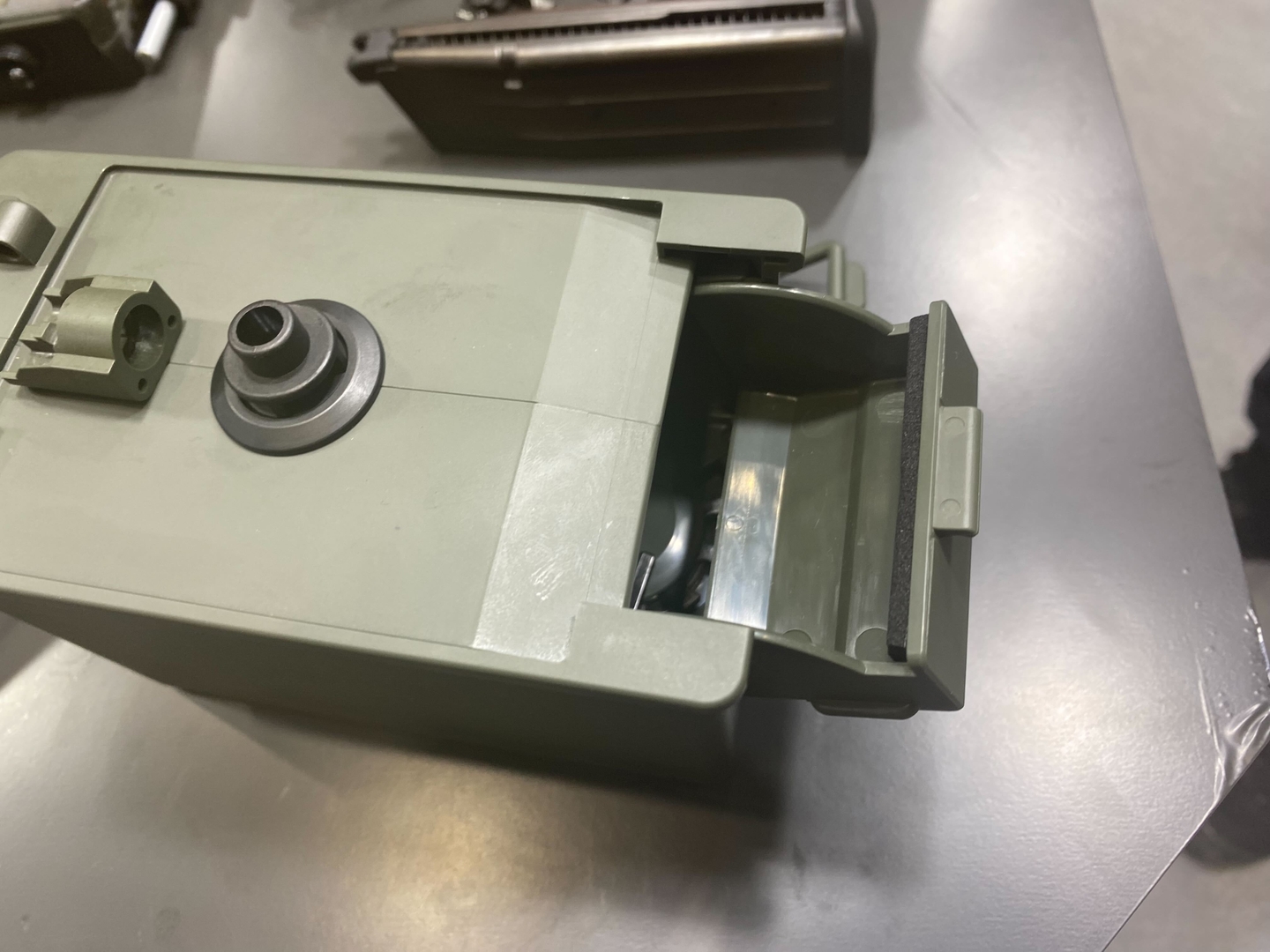 本体中央の突起が給弾口。右側の開口部からBB弾を入れられる