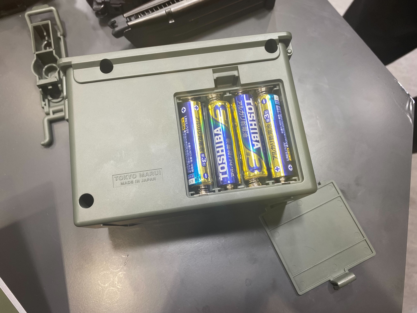 動力源は単三乾電池4本。4本で約13,000発弾込めできる