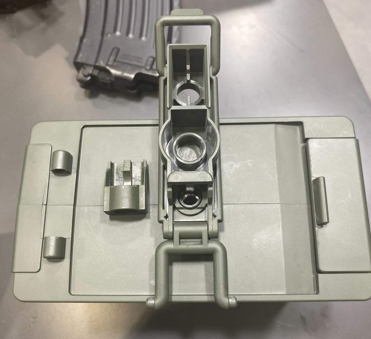 持ち手を外し給弾口に取り付けた様子