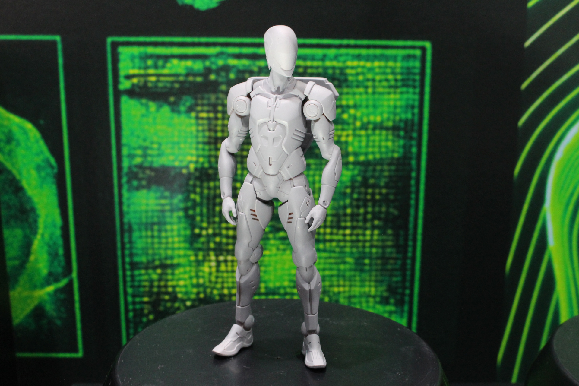 「オルタードナノD」。顔と頭部を覆うドーム状のバイザーが特徴。ボディはBタイプと同じだ