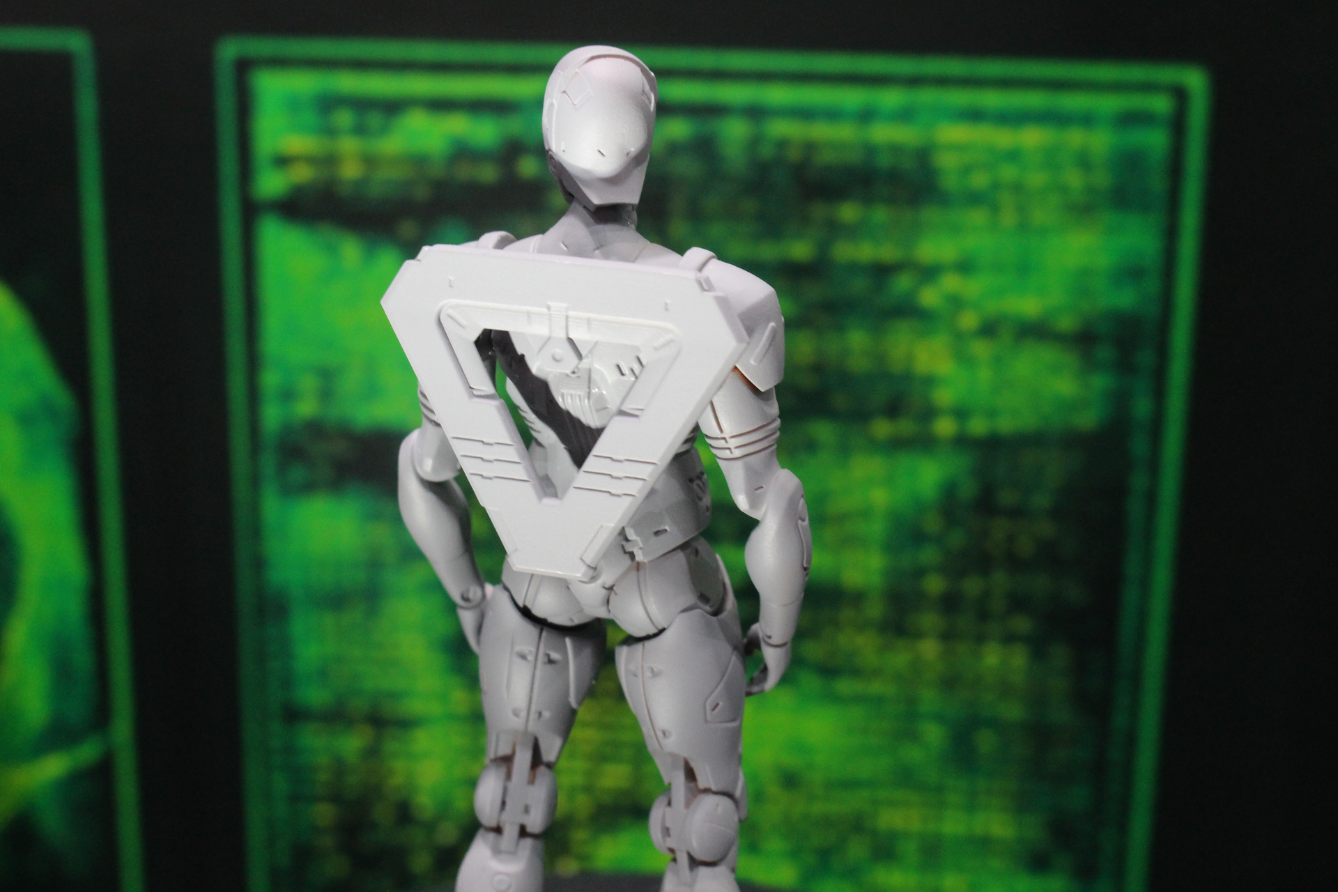「オルタードナノD」。顔と頭部を覆うドーム状のバイザーが特徴。ボディはBタイプと同じだ