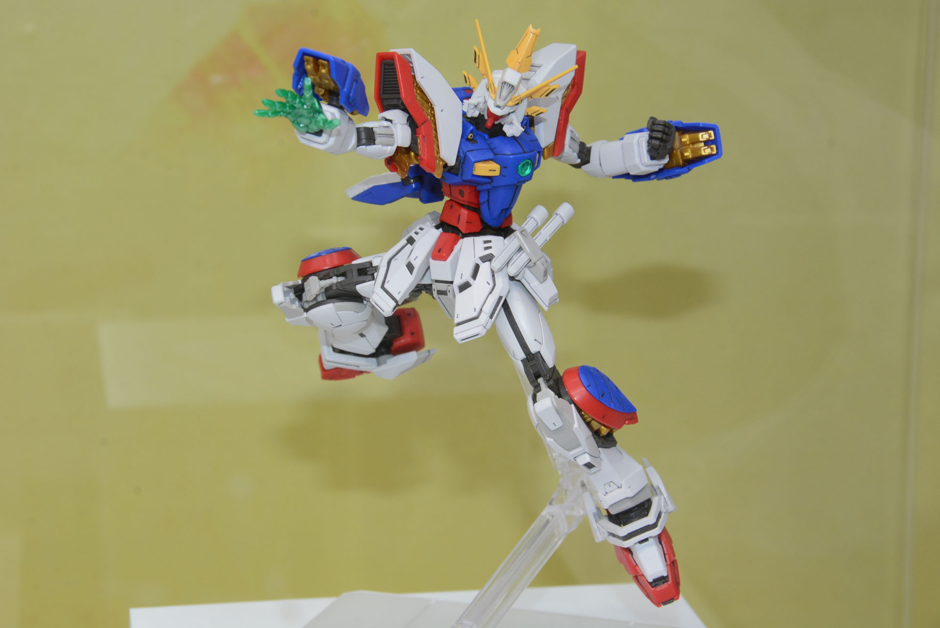 シャイニングガンダムは、格闘家ドモンが乗って戦うMF(モビルファイター)。「RG 1/144 シャイニングガンダム」は人として、キャラクターとしての動きの表現に注力している