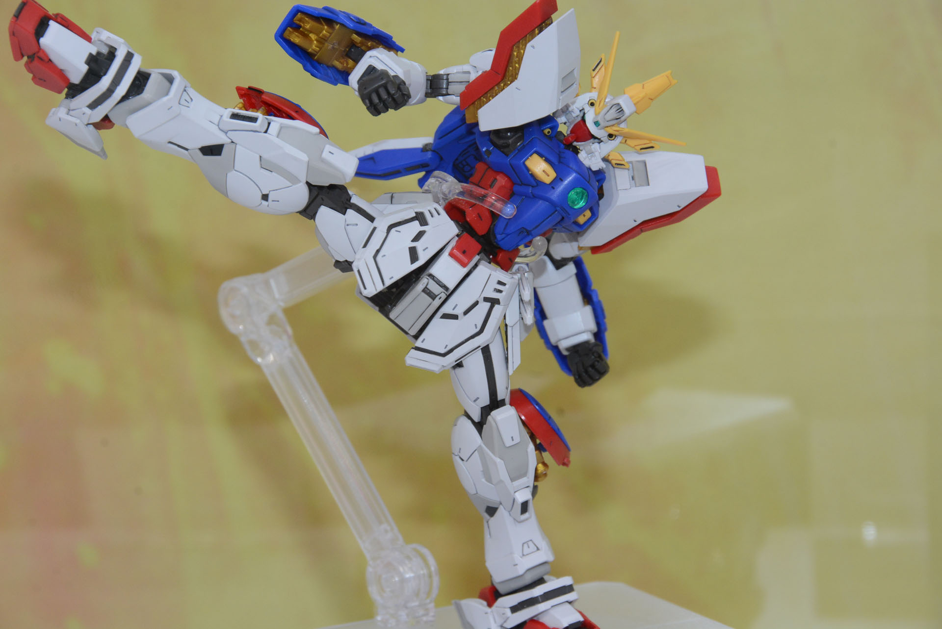 足も大きく開く